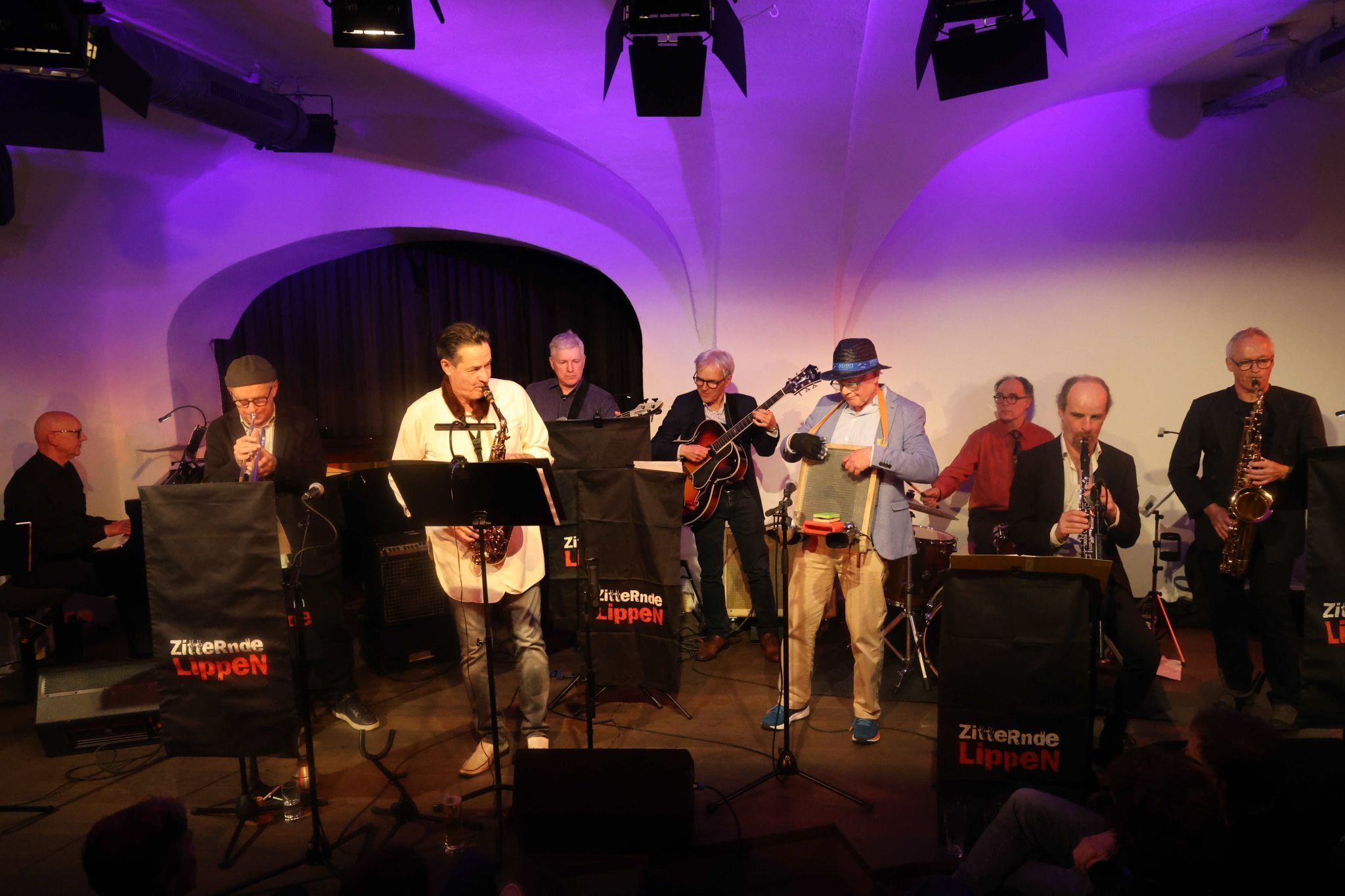 Peter Ludescher mit einem percussionistisch aufgemotzten Waschbrett.