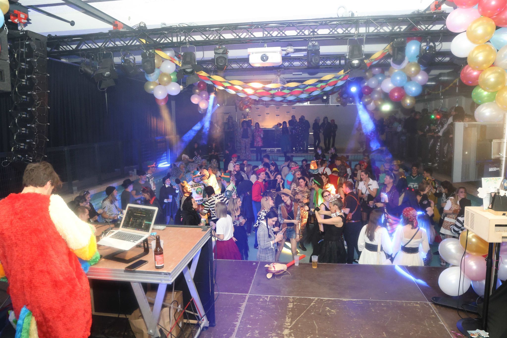 Viel Kostüm-Phantasie und Stimmung prägten den ersten Teil des 