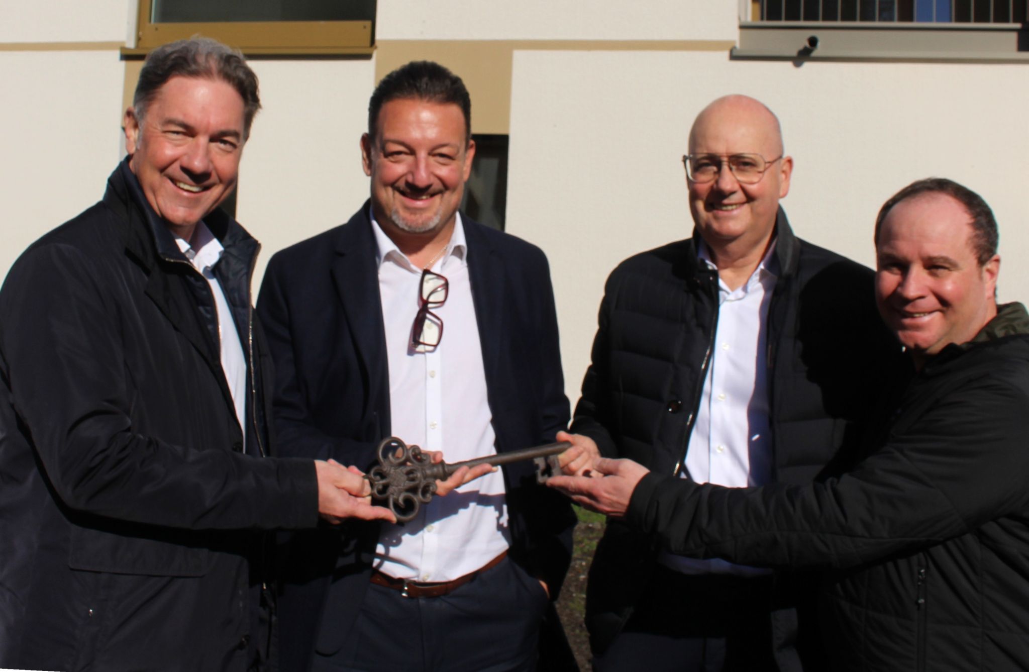  Alexander Stuchly (l.) und Martin Moosbrugger (r.) übergaben symbolisch den großen Schlüssel an Manfred Miglar und Peter Fertschnig.
