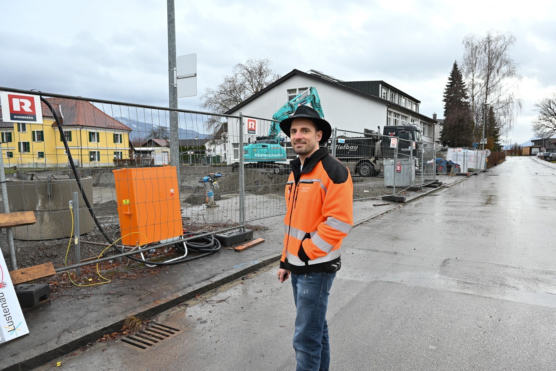 Gegenüber vom Wasserwerk entsteht der neue Tiefbehälter. Hier laufen die Bauvorbereitungen auf Hochtouren.