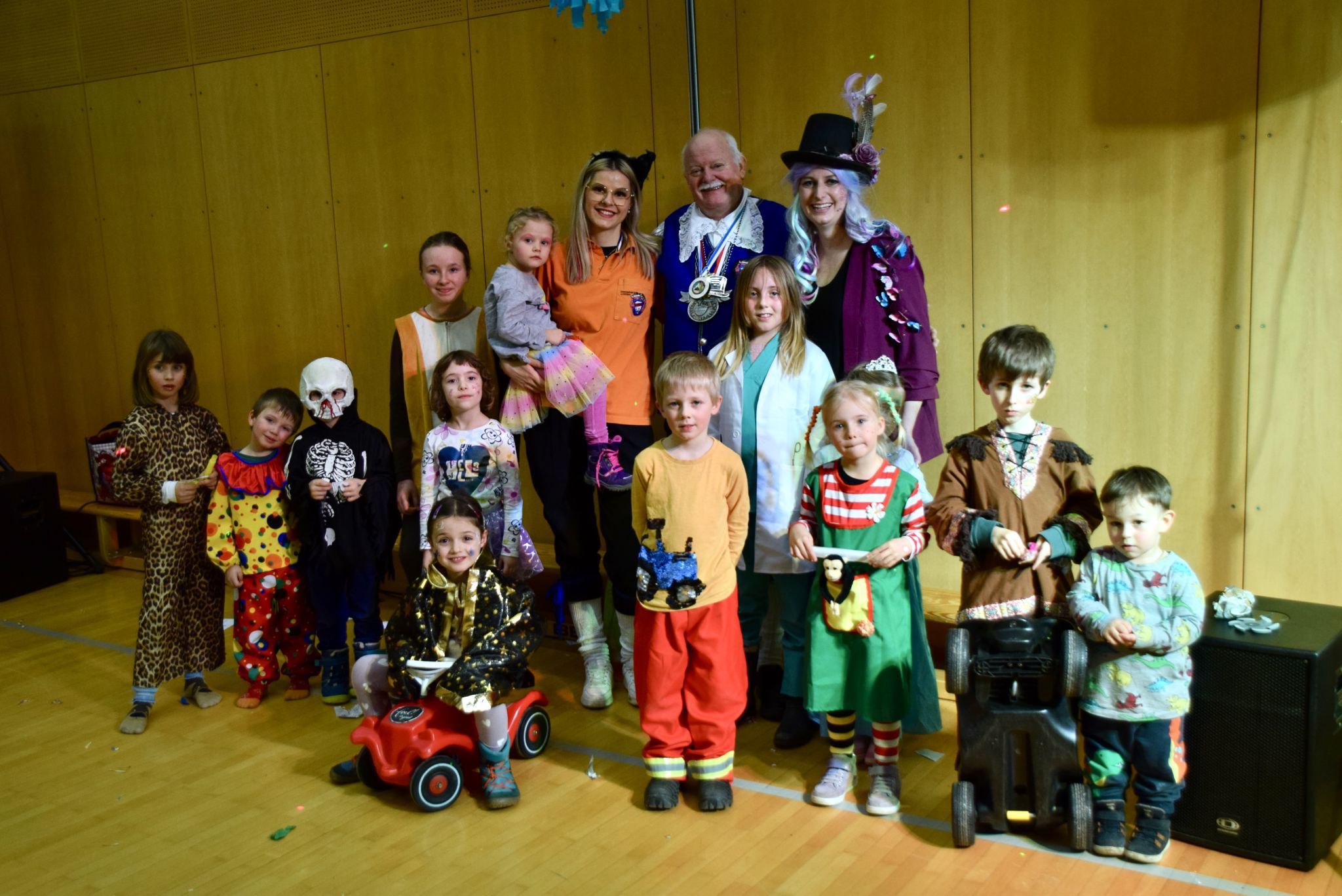 Neben dem Kasperltheater im Kreativraum der Volksschule gab es auch ein Unterhaltungsprogramm für die Kleinen im Schulsaal.