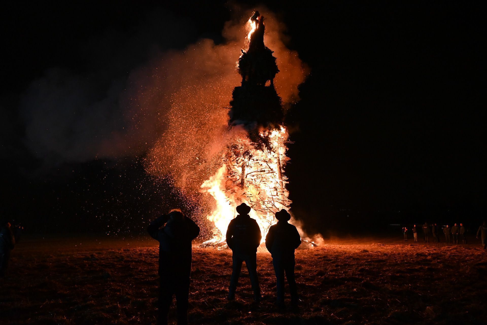 Schon bald stand der ganze Funken in Flammen, die Hexe brannte und die Böller explodierten. 
