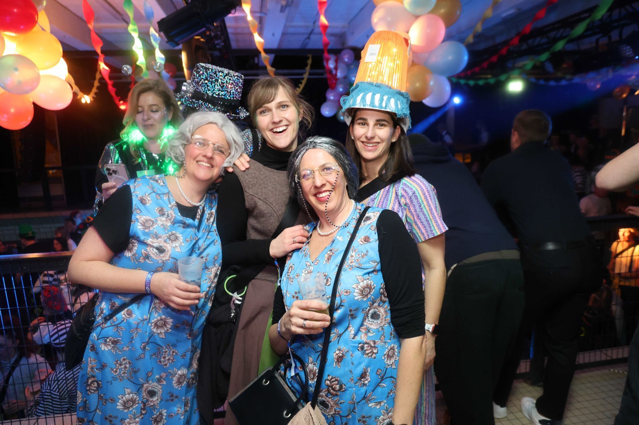 Viel Kostüm-Phantasie und Stimmung prägten den ersten Teil des 