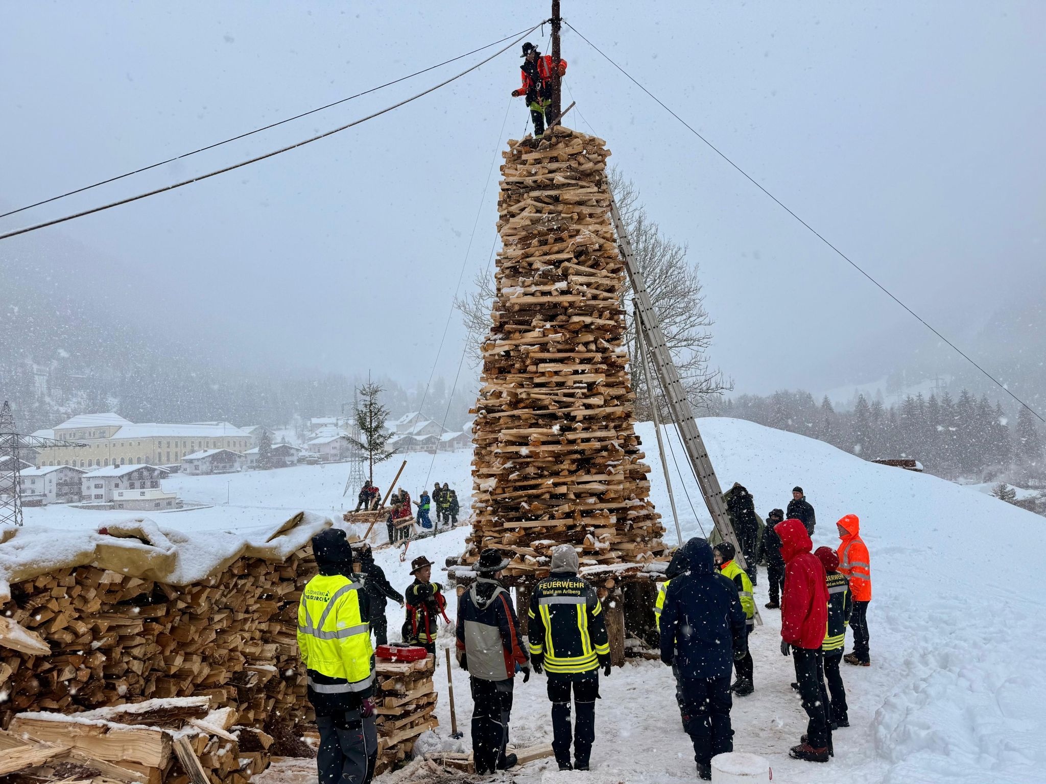 Bei heftigem Schneetreiben wurde der Waldner Funken gebaut.