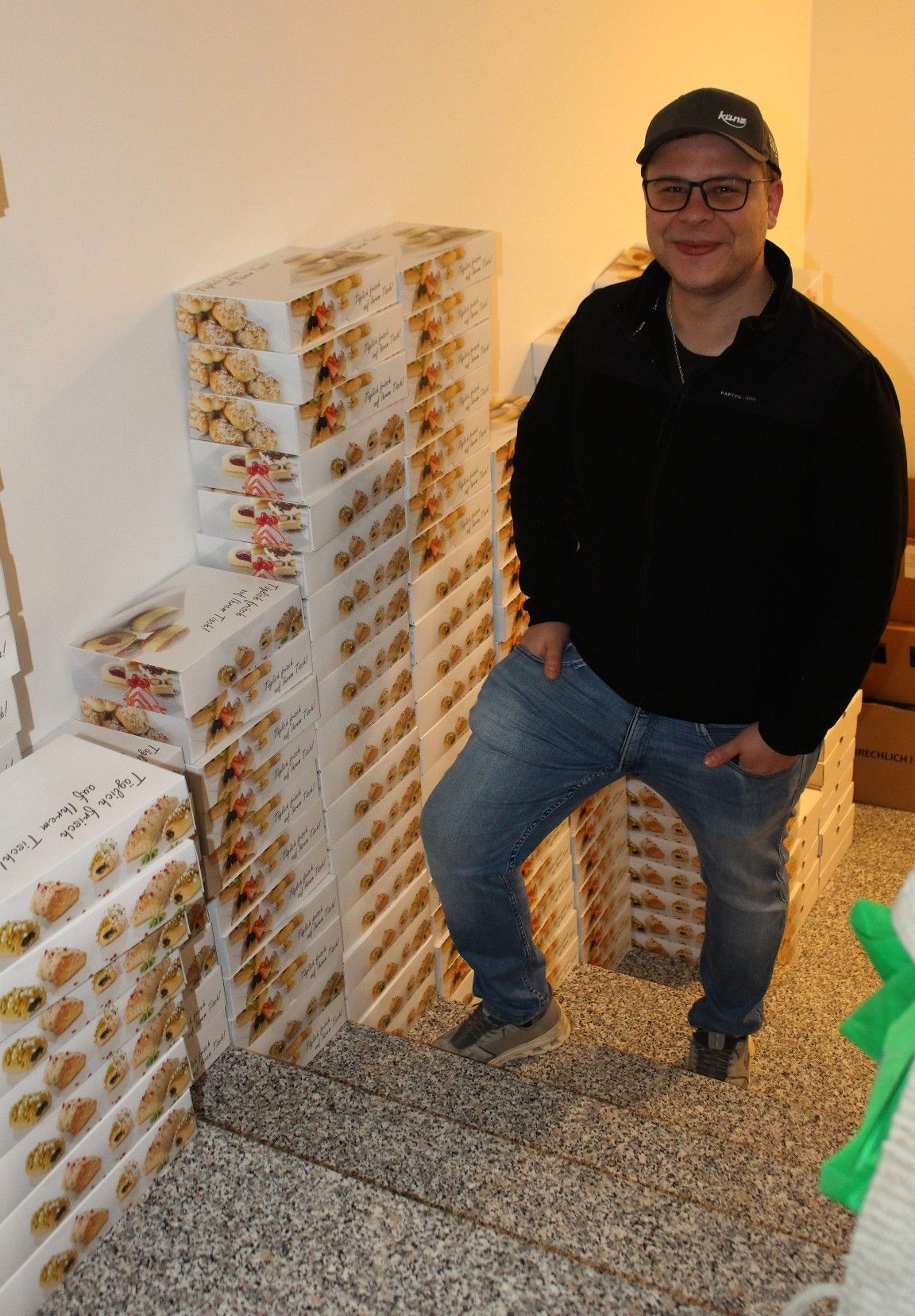 Noch müssen die vielen Krapfen-, Kuchen- und Tortenschachteln provisorisch im Stiegenhaus gelagert werden – im Neubau sind dafür auch „richtige“ Lager vorgesehen.