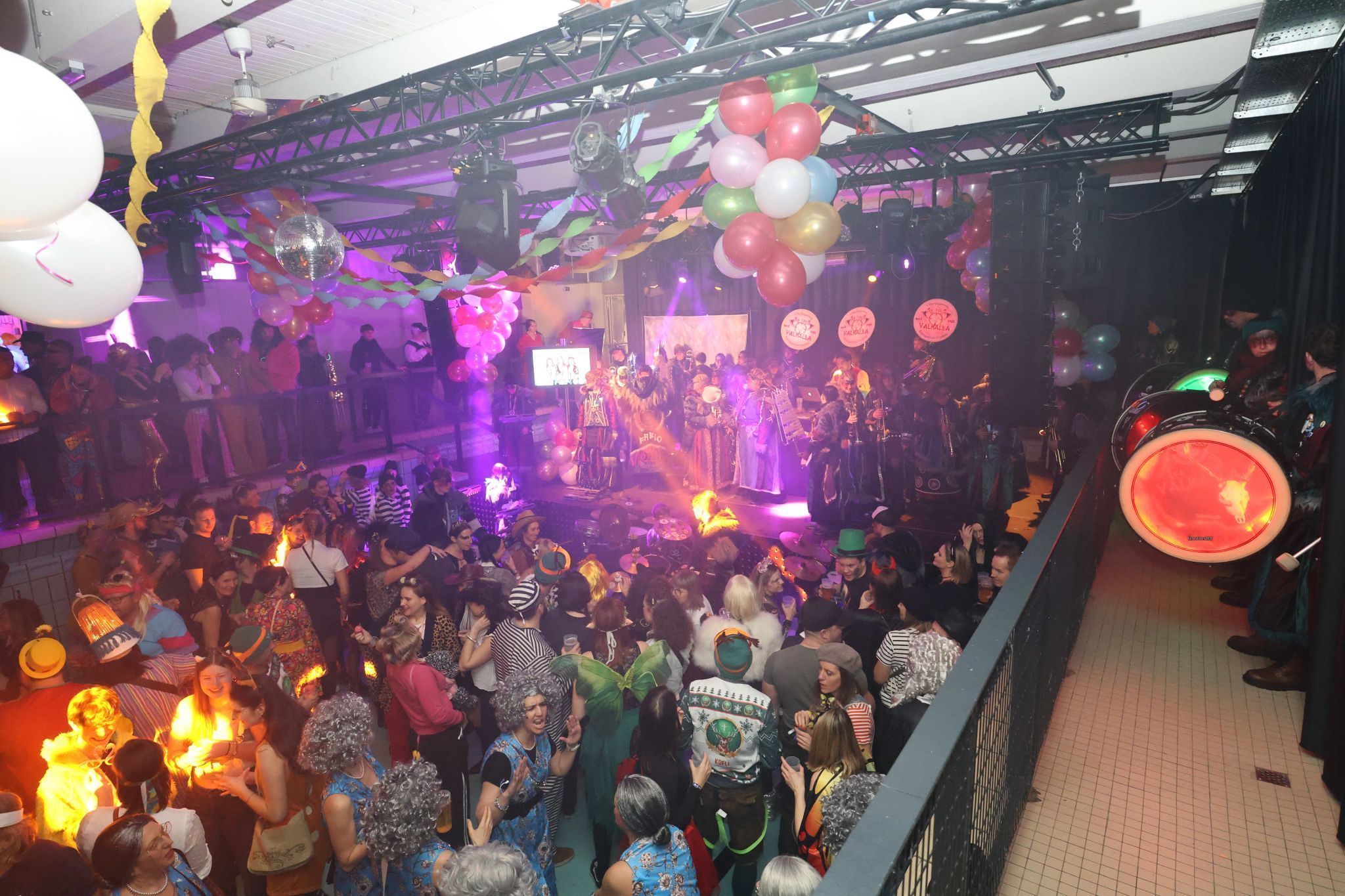 Viel Kostüm-Phantasie und Stimmung prägten den ersten Teil des 