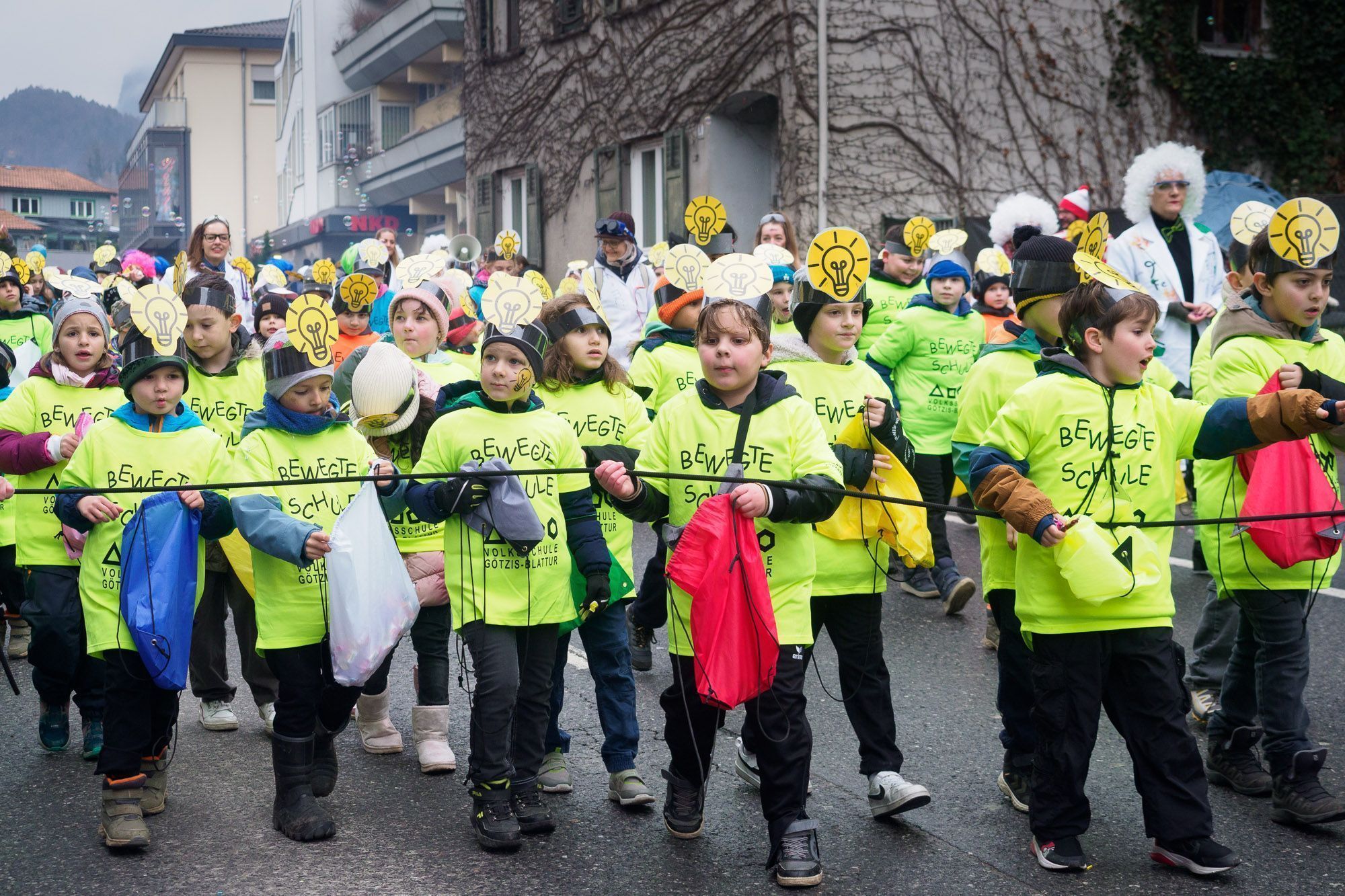 Die Kinder von der Volksschule Blattur.