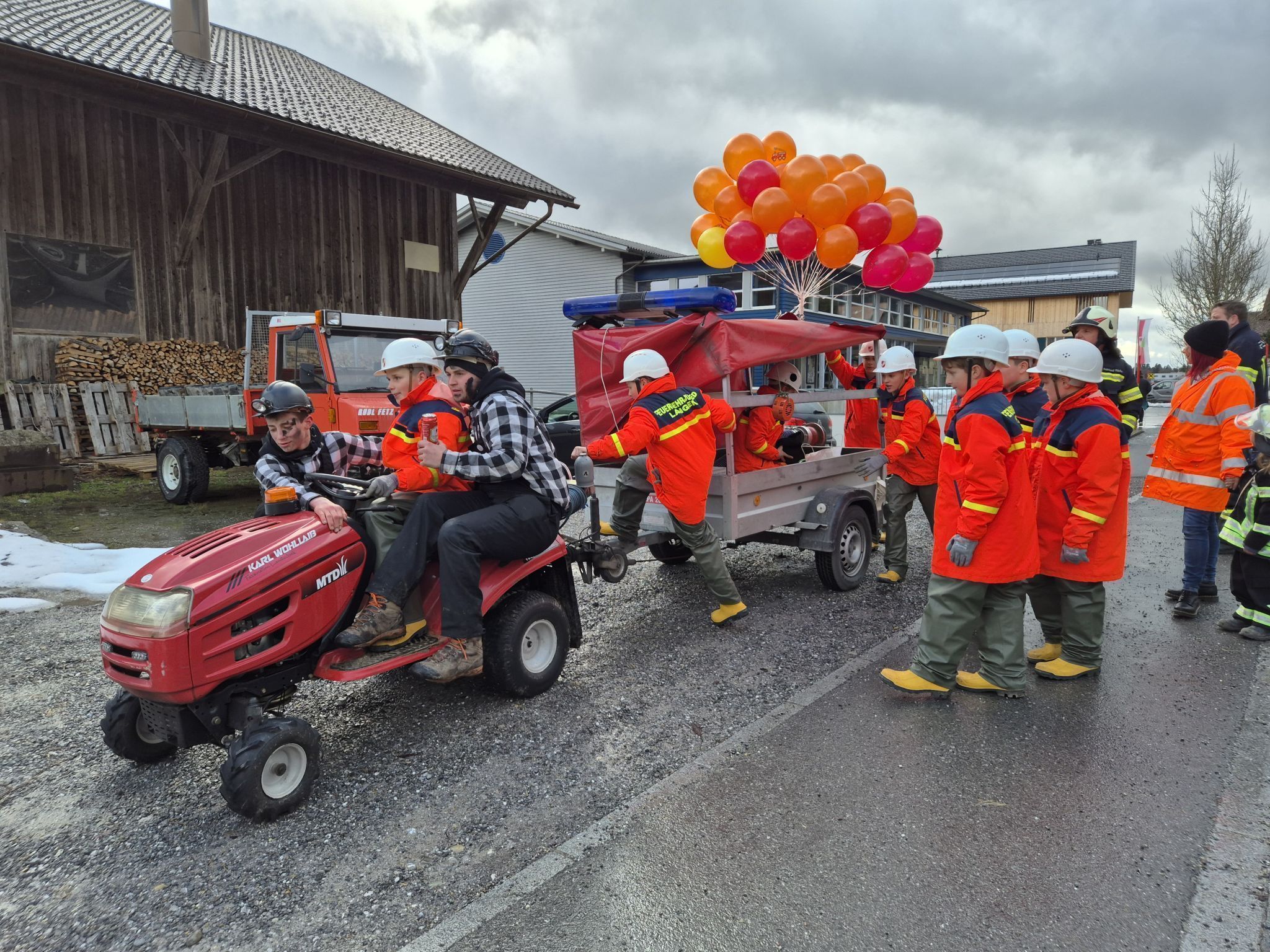 Die Junge Feuerwehr auf dem Weg zum Aufstellplatz beim Faschingsumzug in Langen