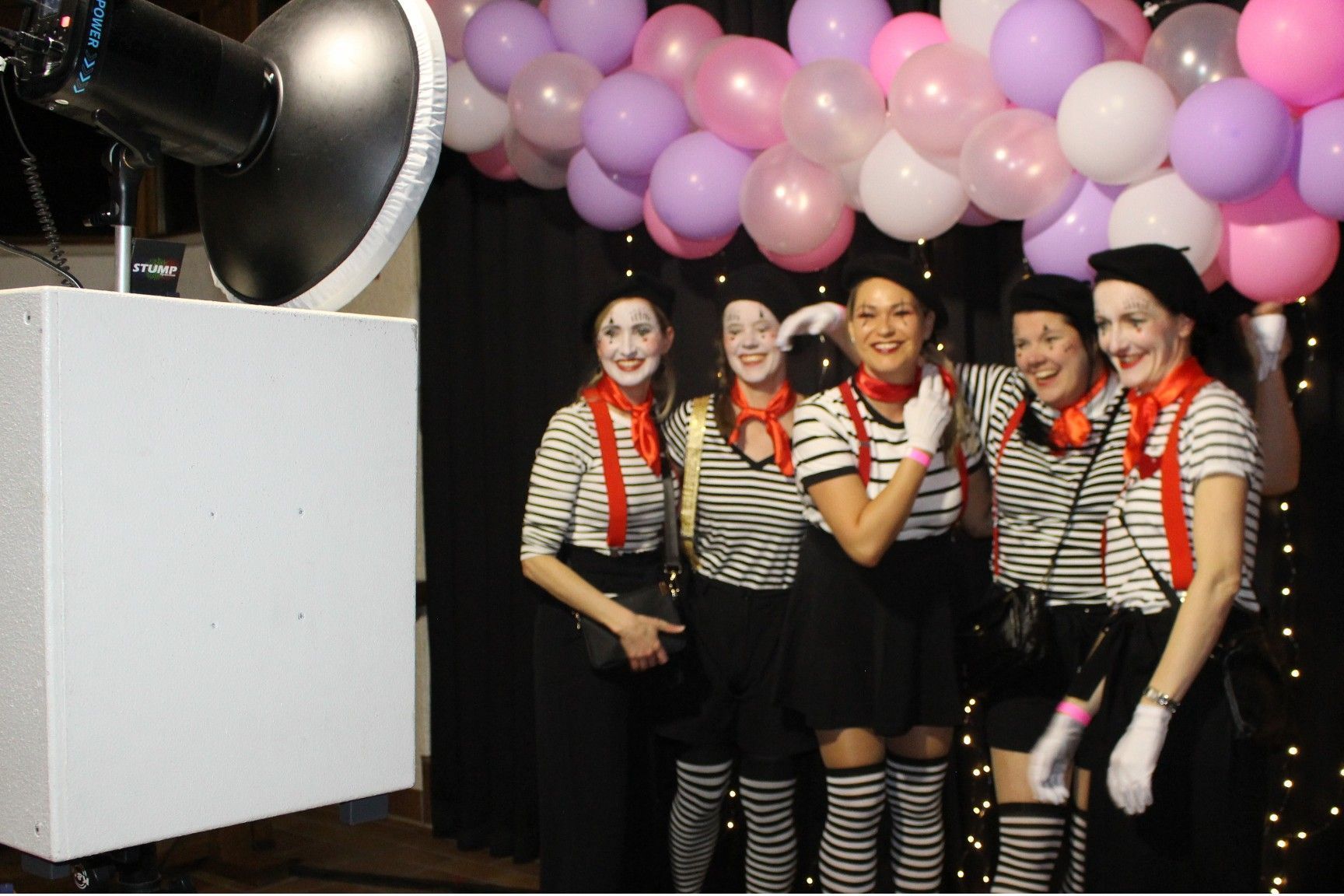 Handy hin, Selfie her . . . für ein Erinnerungsfoto geht doch nichts über die konventionale Technologie . . .