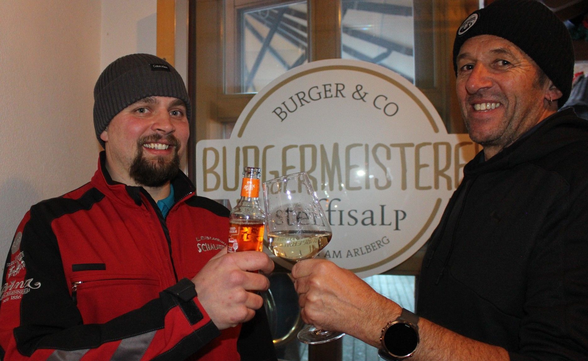 Bürgermeister Stefan Strolz, der vor Jahren den Deal mit den Schalmeien eingefädelt hat, durfte auch heuer mit dem Schalmeien-Chef Michael Weißenböck auf den gelungenen Auftritt anstoßen.