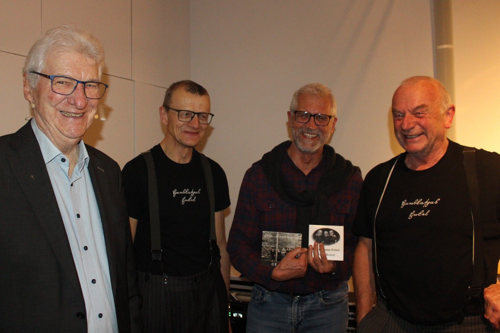 Enkel-CD’s weckten auch das Interesse von Harald Walser, der sich als Fan der Band outete.