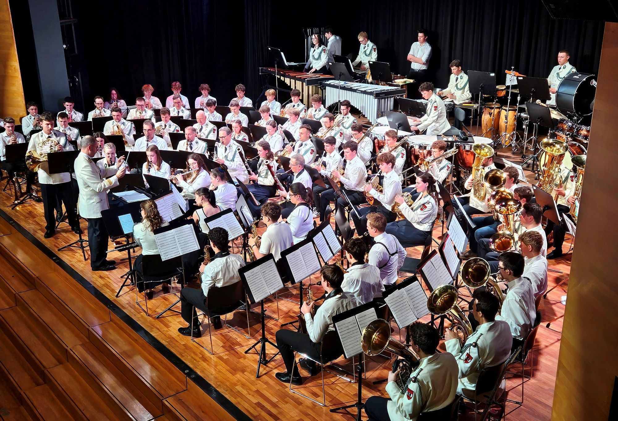 Militärmusik Vorarlberg mit 45 Projektanten des Vorarlberger Blasmusikverbandes als imposanter 80-köpfiger Klangkörper auf der Festbühne.