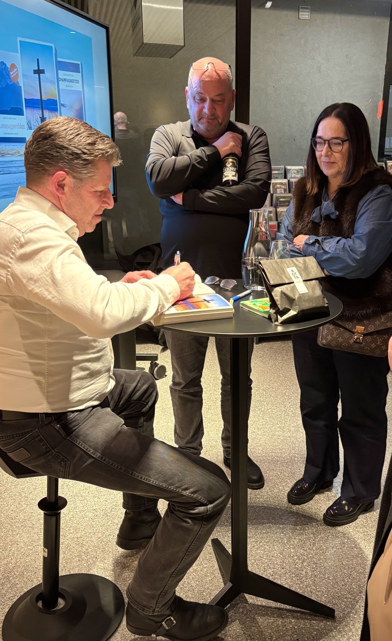 Im Anschluss signierte der Autor sein Werk für die interessierten Besucher. (Bibliothek)