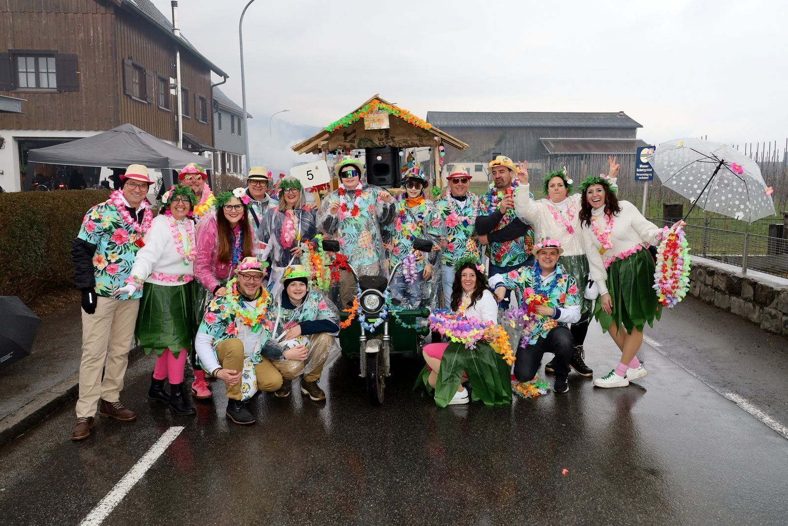 Gefolge Simone und Hubert beim Familienumzug in Hörbranz