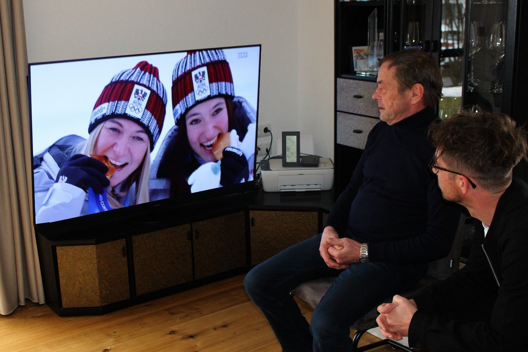Noch immer ein wenig ungläubig verfolgen Bürgermeister Lukas Greußing die sensationellen Bilder aus Cortina.