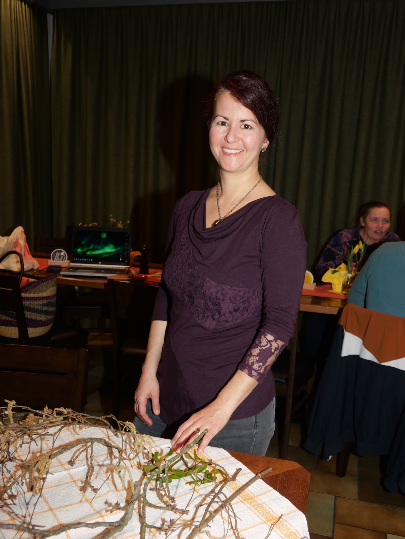 Anschaulich erklärte Claudia Tiefenthaler die Herstellung und Wirkung sogenannter Gemmomazerate.