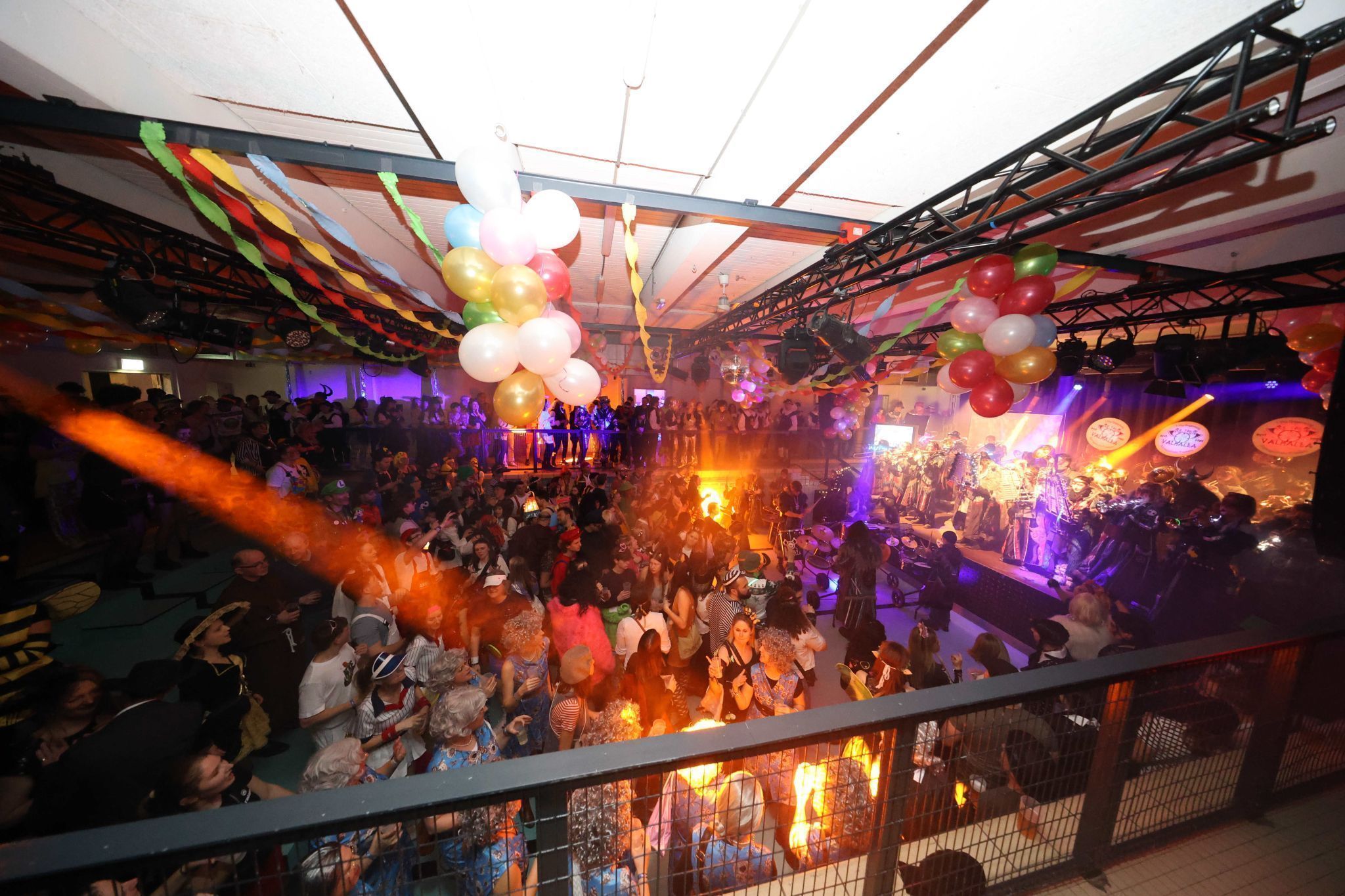 Viel Kostüm-Phantasie und Stimmung prägten den ersten Teil des 