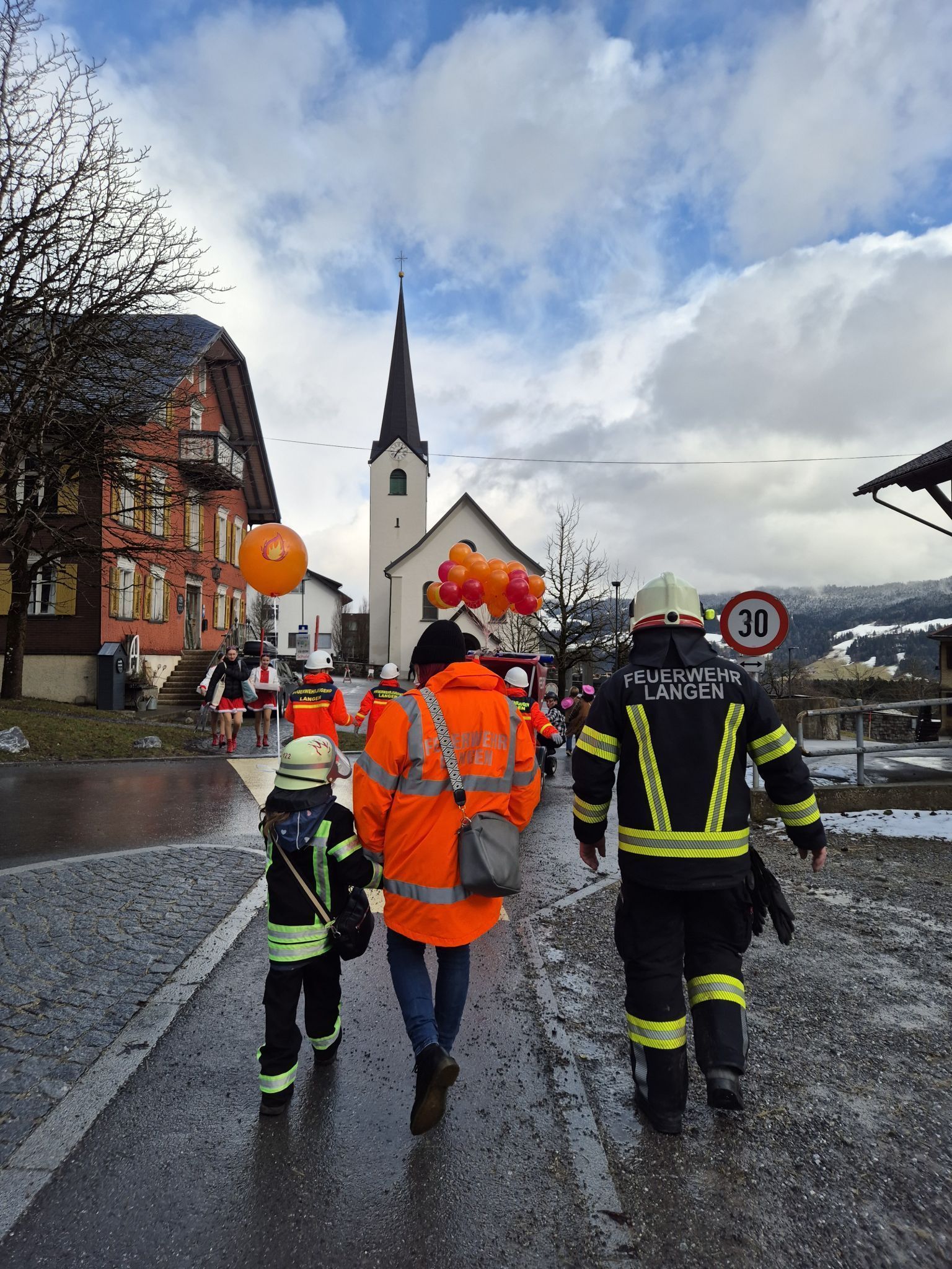 Faschingsdienstag 17. Februar 2026 zog der erste Faschingsumzug in Langen bei Bregenz durch das Dorf (Bildergalerie)