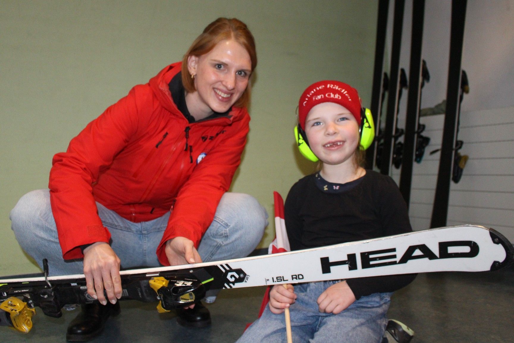 Rebecca Fessler beruhigt ihre ungeduldige Tochter Ophelia: „Gleich kommt Ariane . . .“