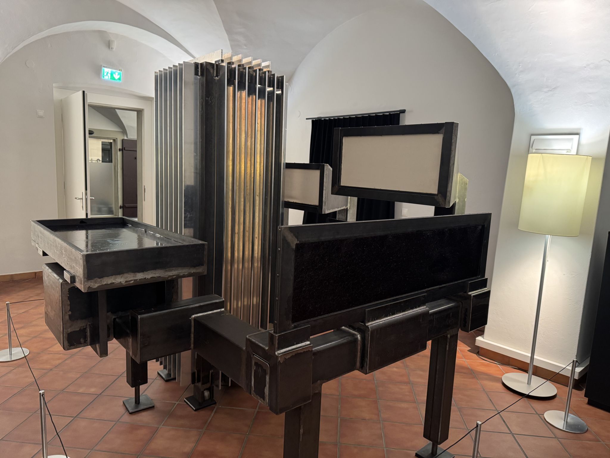 Skulptur mit Lamellenfigur von Christoph Lissy.