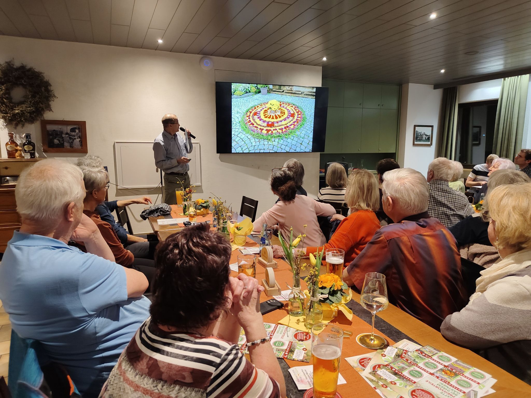 Obmann Jürgen Hoellger begrüßte die Mitglieder des OGV Frastanz im Braugast Kreuz.
