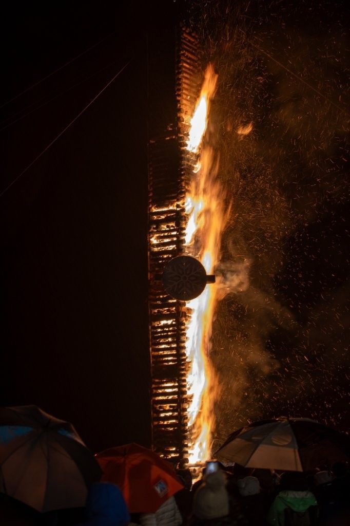 Hexe Xenia wurde ein Raub der Flammen. 