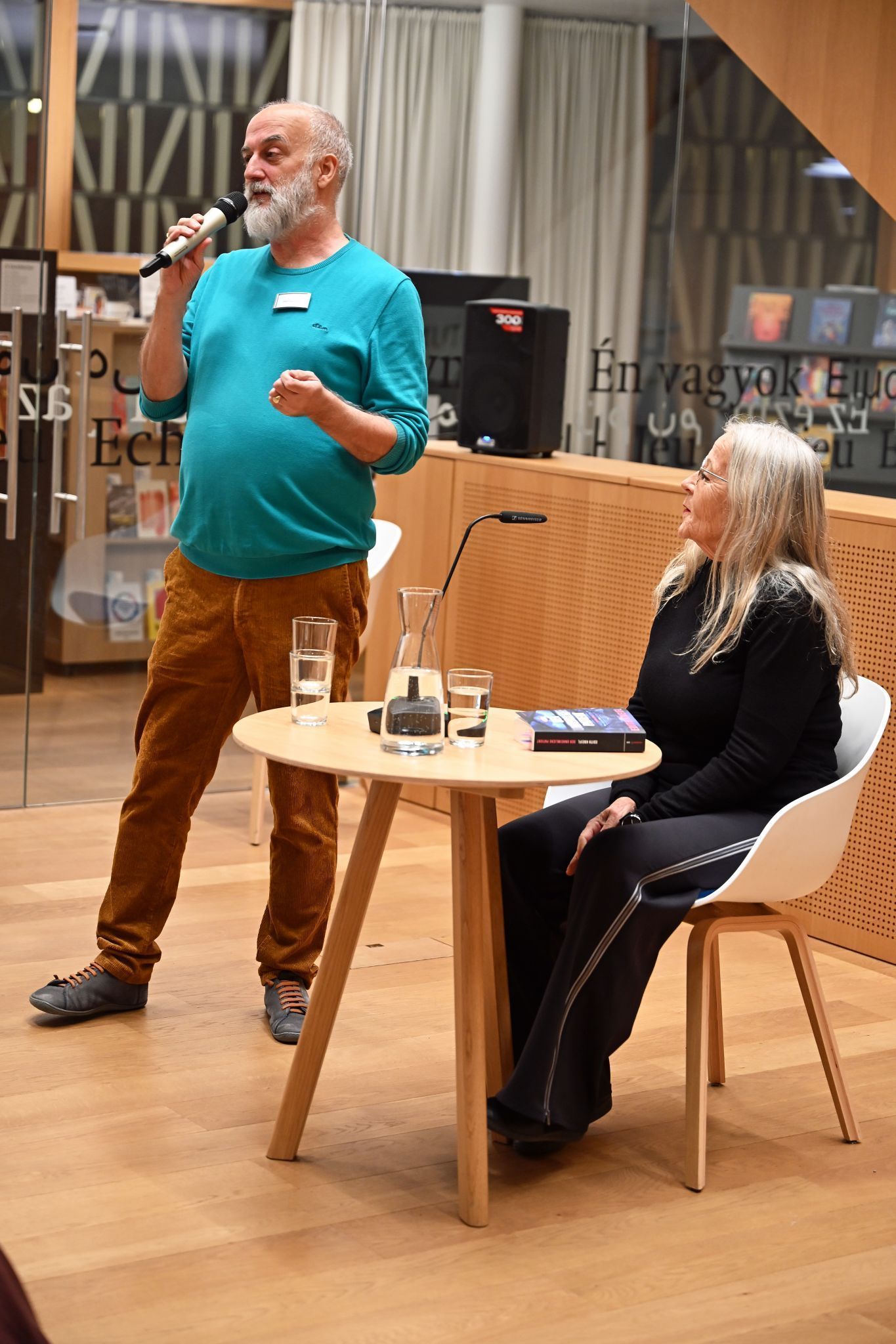 Peter Ladstätter begrüßte die erfolgreiche Krimiautorin Edith Kneifl in der Stadtbibliothek.