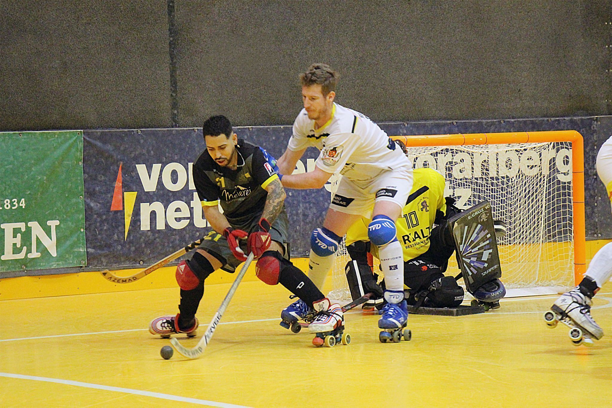 Intensiver Zweikampf im Spitzenspiel der Schweizer NLB.