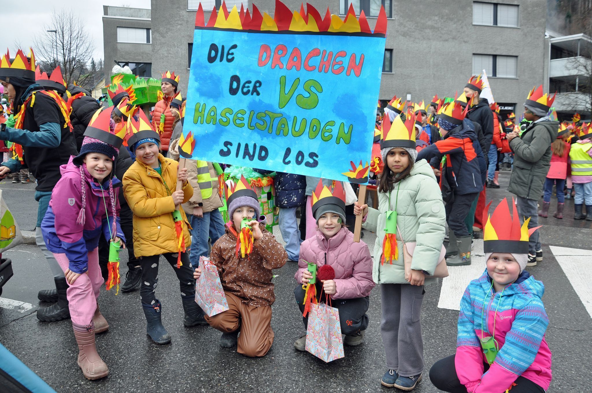 Die Volksschüler – als feurige Drachen – stellten die größte Gruppe.
