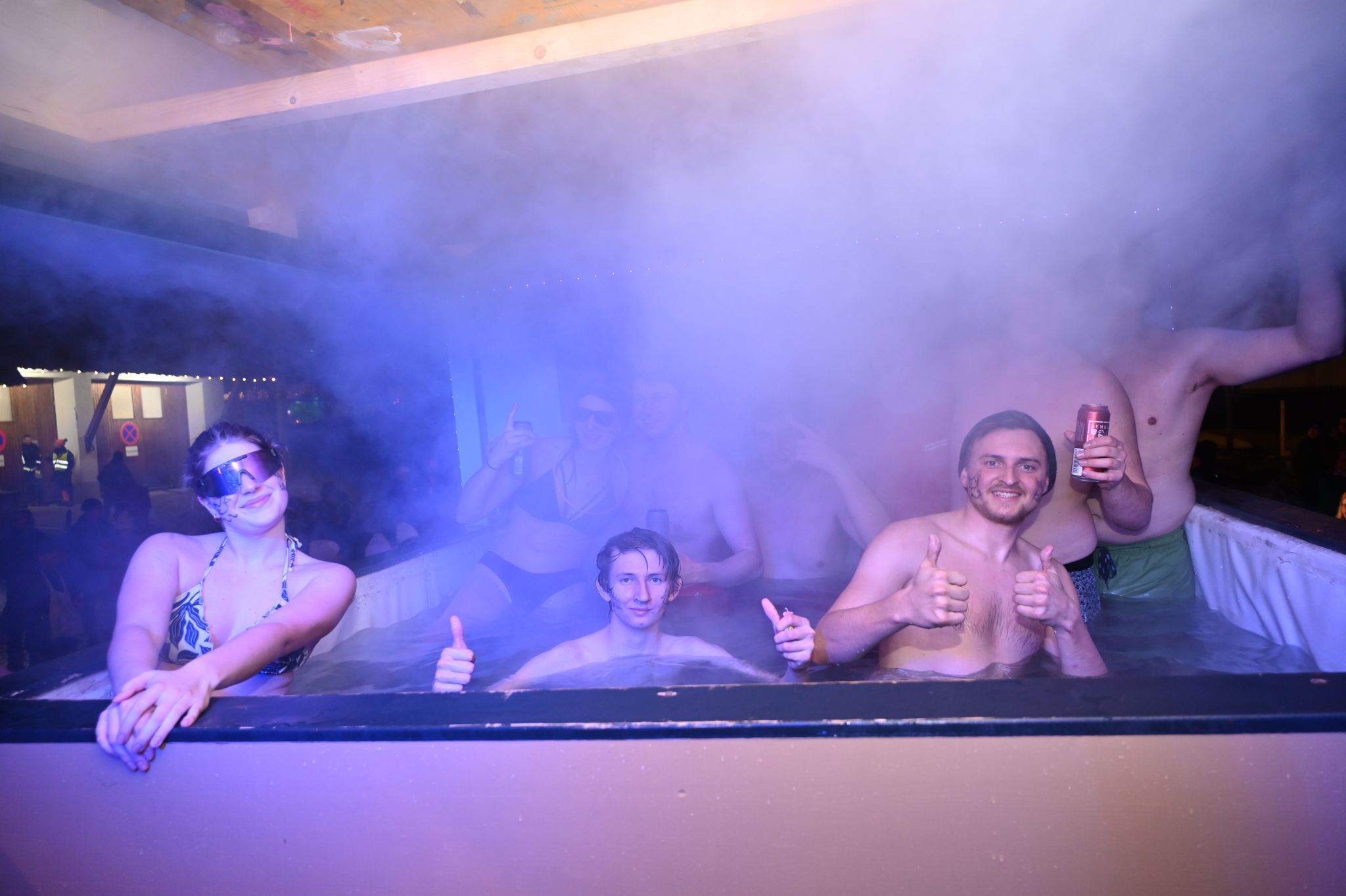 Bädala, bädala im Pool auf dem Wagen hieß es bei den Umzugsteilnehmern aus Feldkirch.