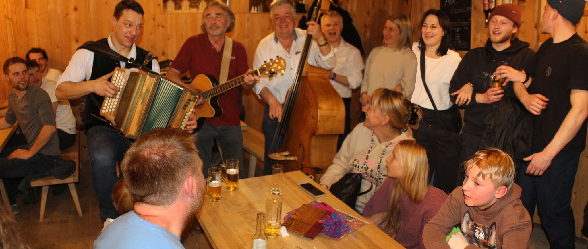 Das Trio Wäldar Klang präsentierte sich in Bestform und sorgte für Bombenstimmung.   