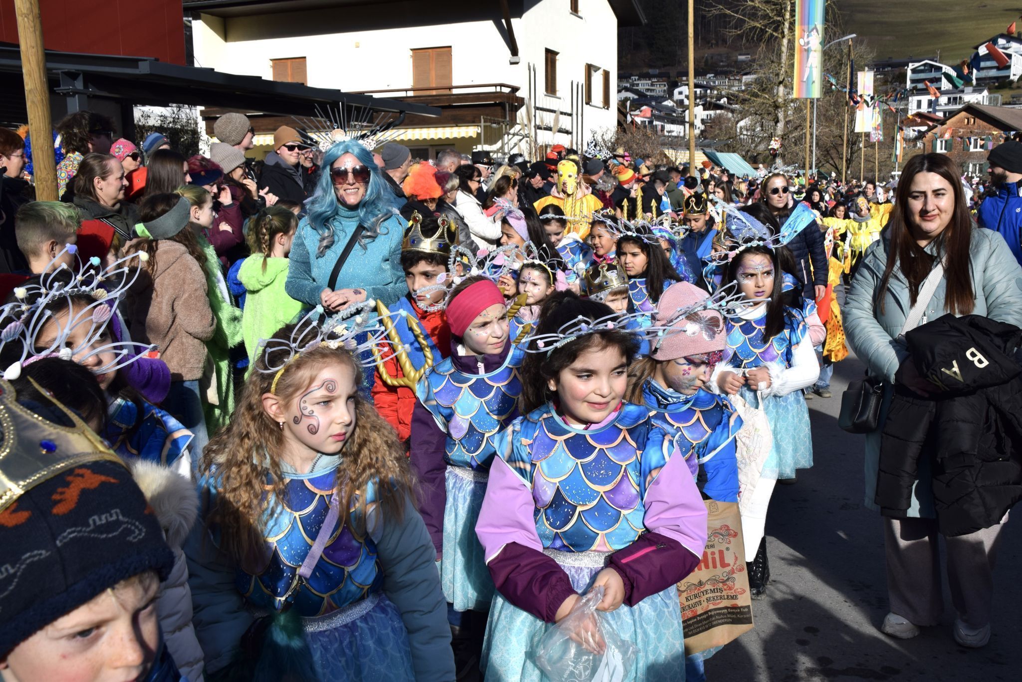 Auch zahlreiche Kinder stürzten sich in das Fasnatgeschehen.