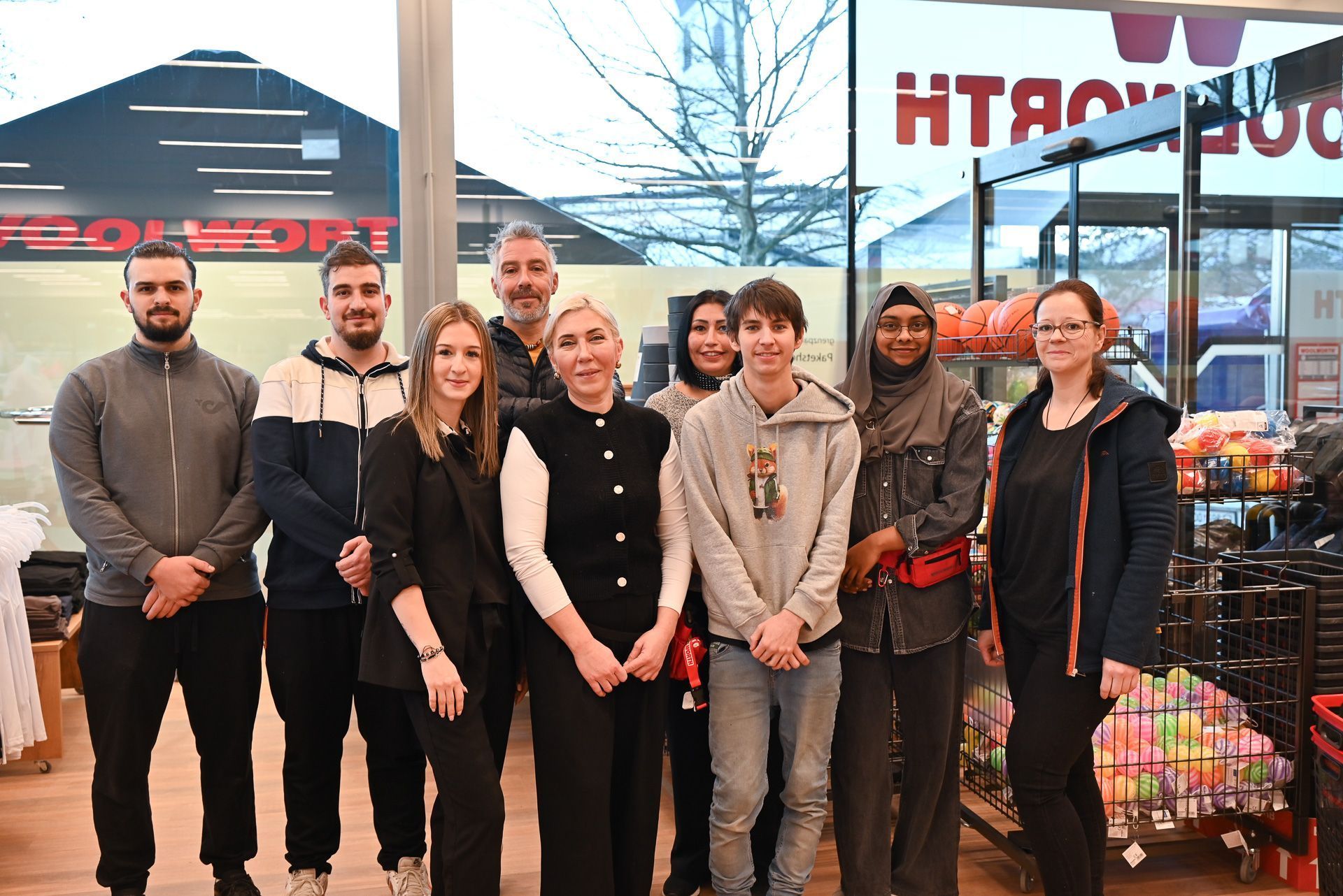 Die letzten Handgriffe werden von den Mitarbeitenden vor der großen Eröffnung gemacht. 