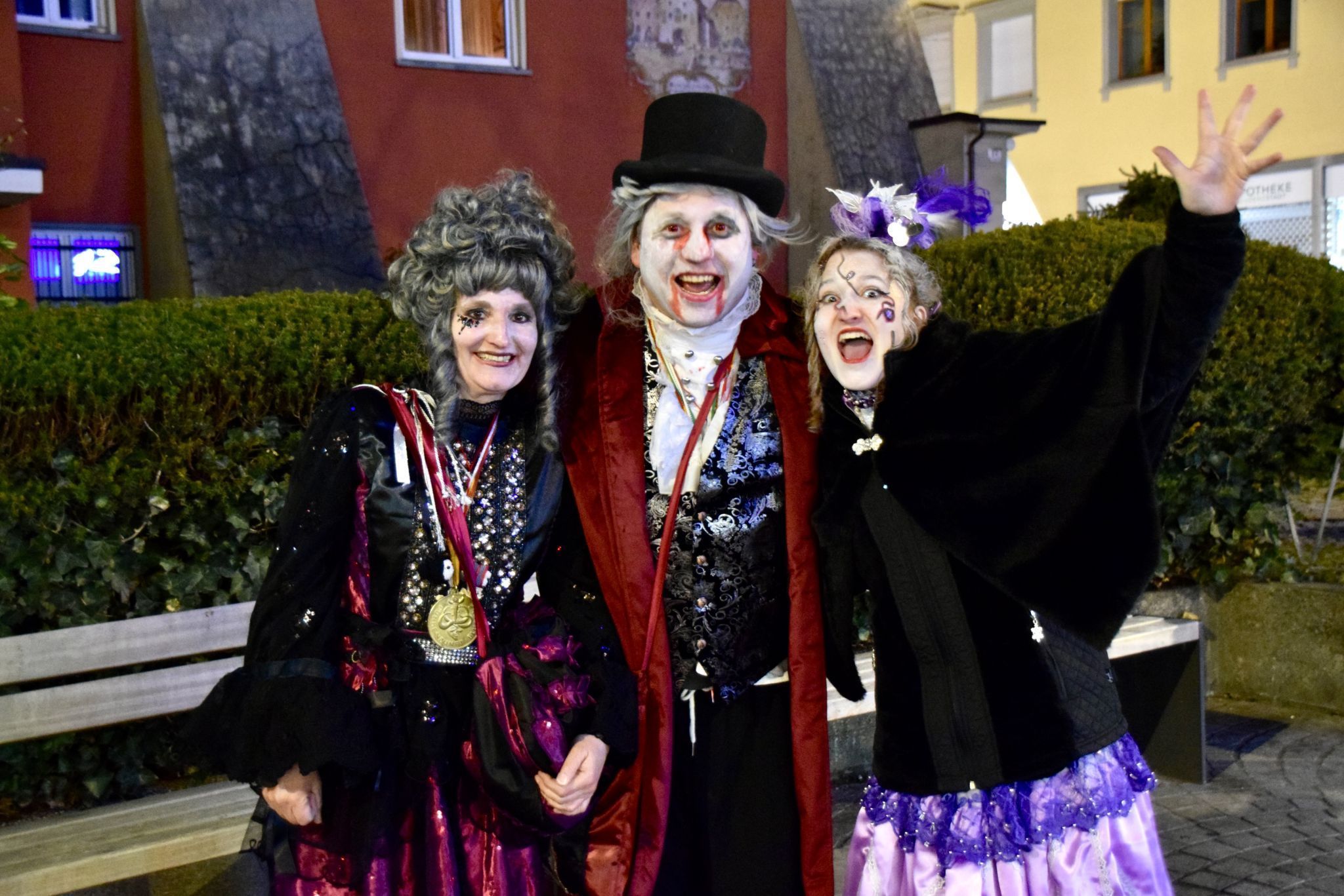 Gute Laune hatte am Sonntagabend dieses Trio auf seinem Heimweg.