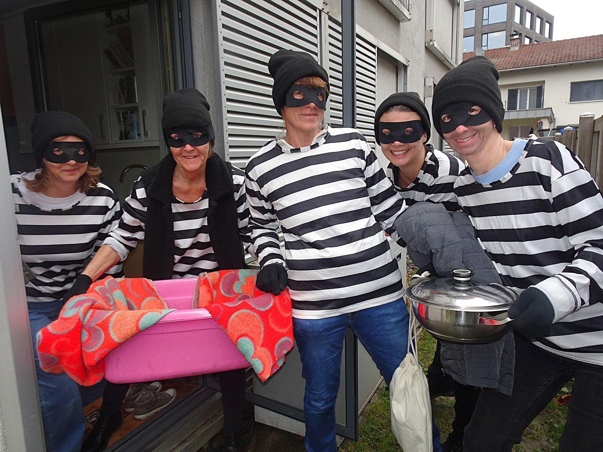 Es ist vollbracht - die Hatler Bratenknacker-Bande hat den Braten von Maria Aberer gestohlen.