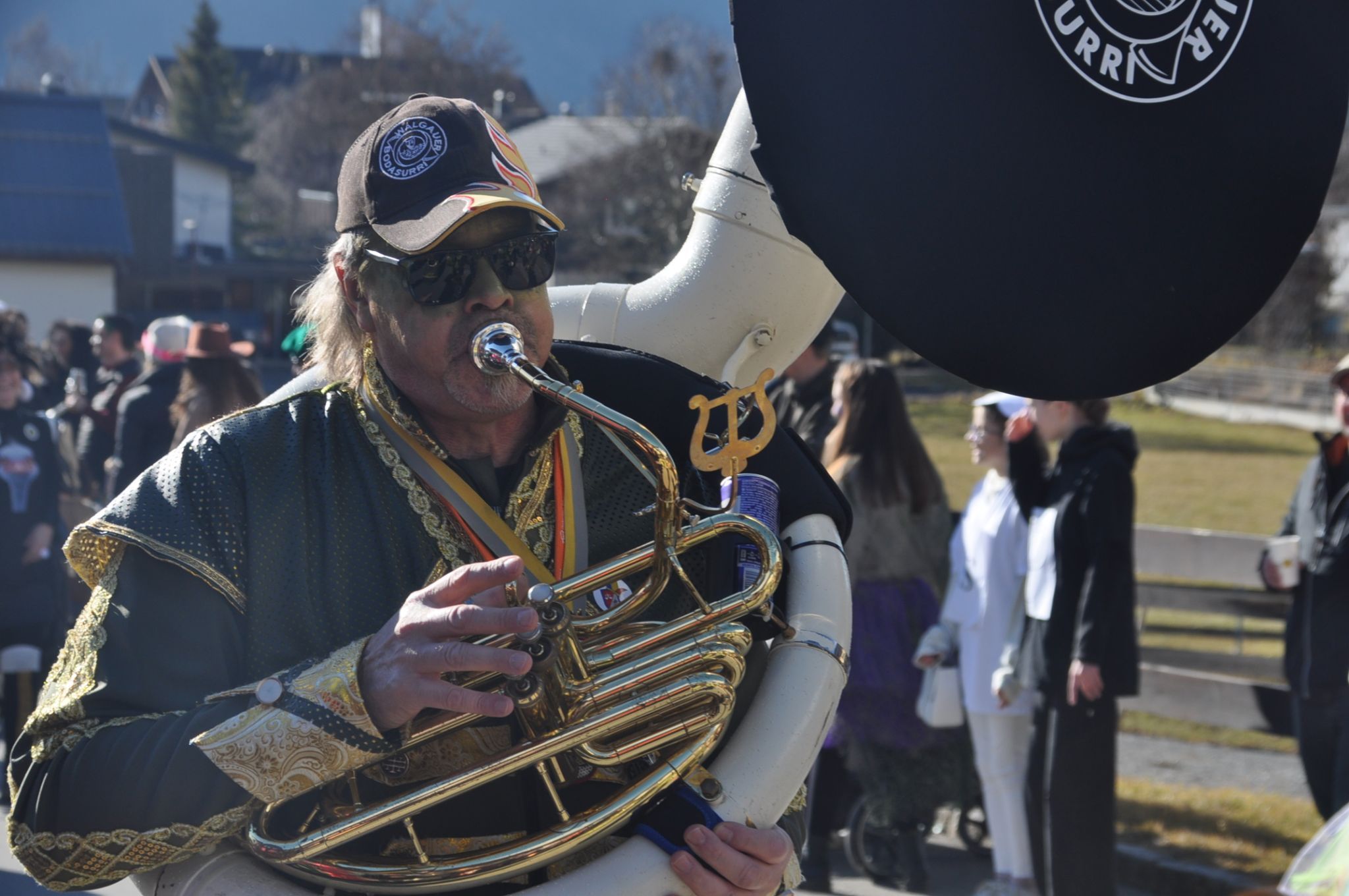 4.	Buntes Gewand der Guggenmusiker