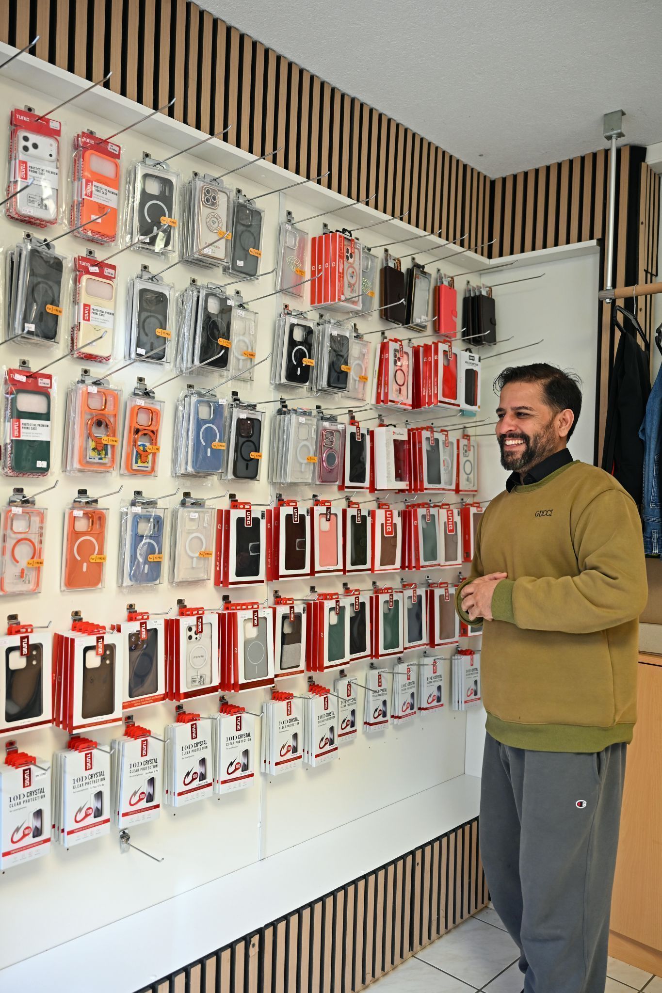 •	Neu im Sortiment: Handyhüllen, Kabel und Schutzgläser.