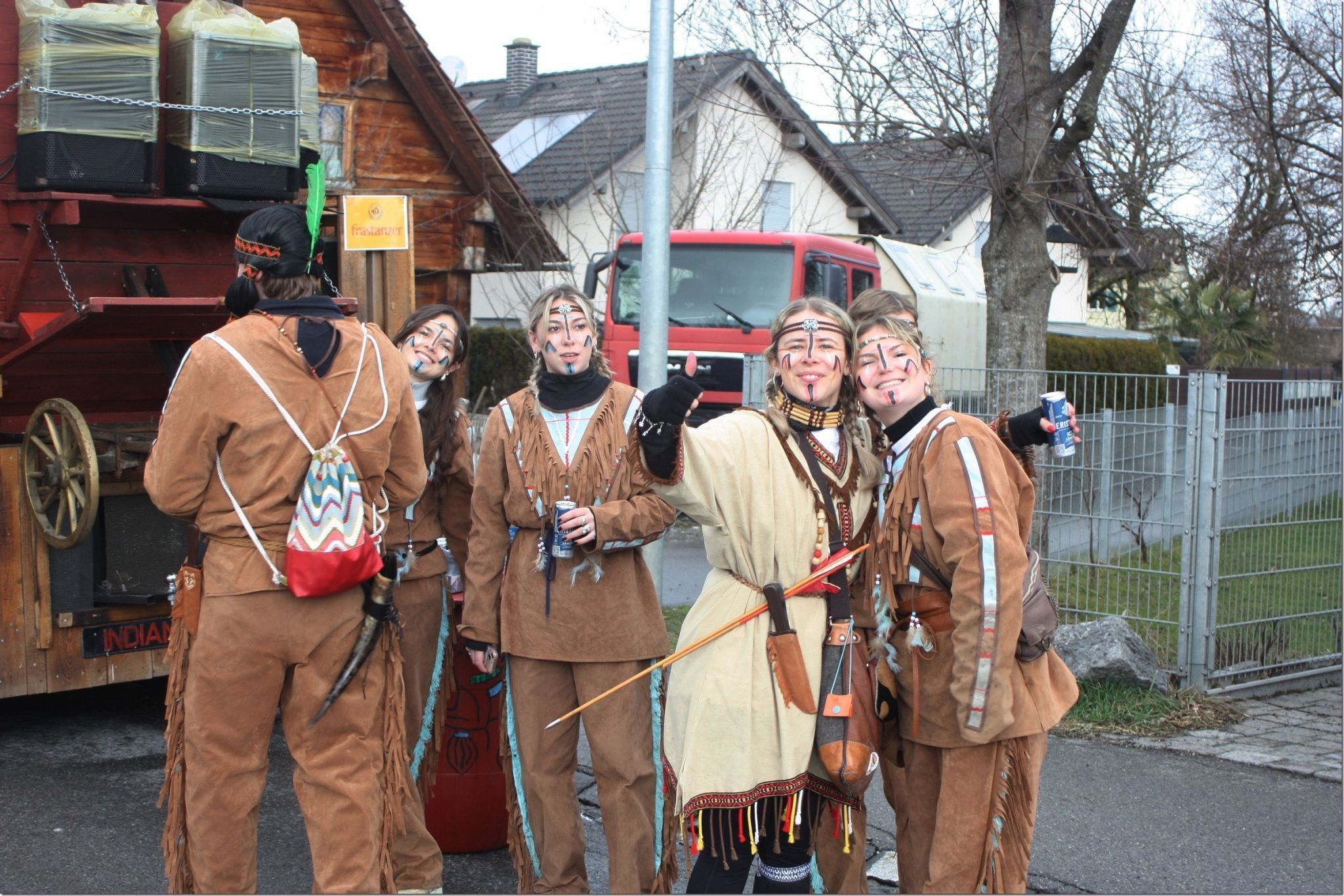 Winnetou und Old-Shatterhand mit den Untertanen. 