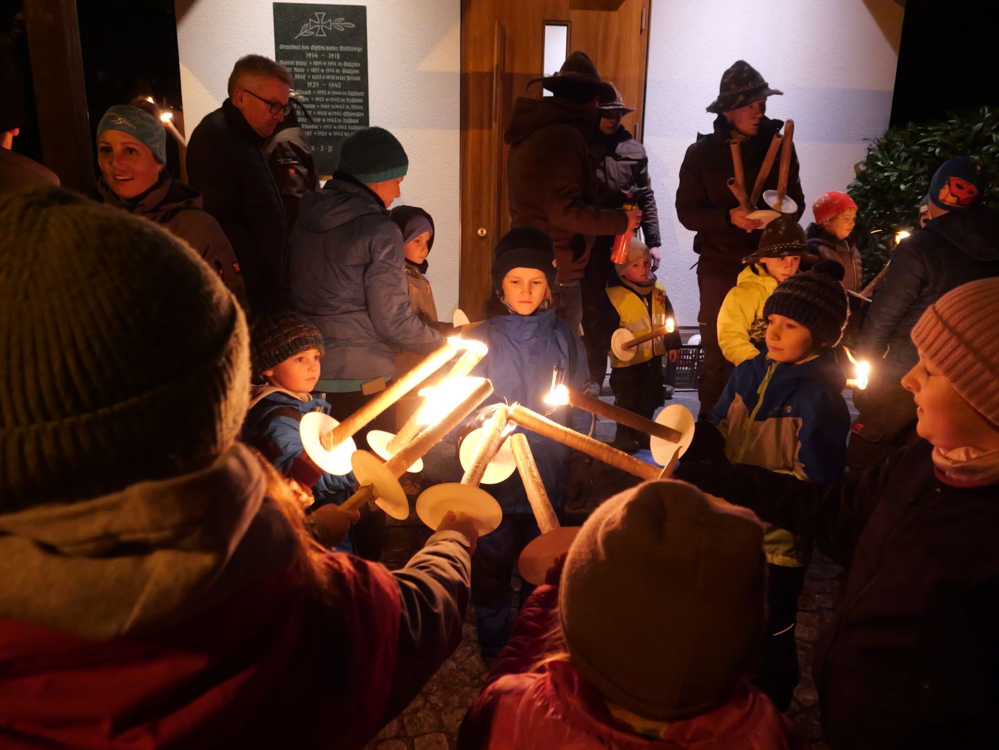 Die Kleinsten trugen stolz ihre brennenden Fackeln: Der traditionelle Fackellauf ist seit Jahrzehnten Herzstück des Frastafedner Funkens.