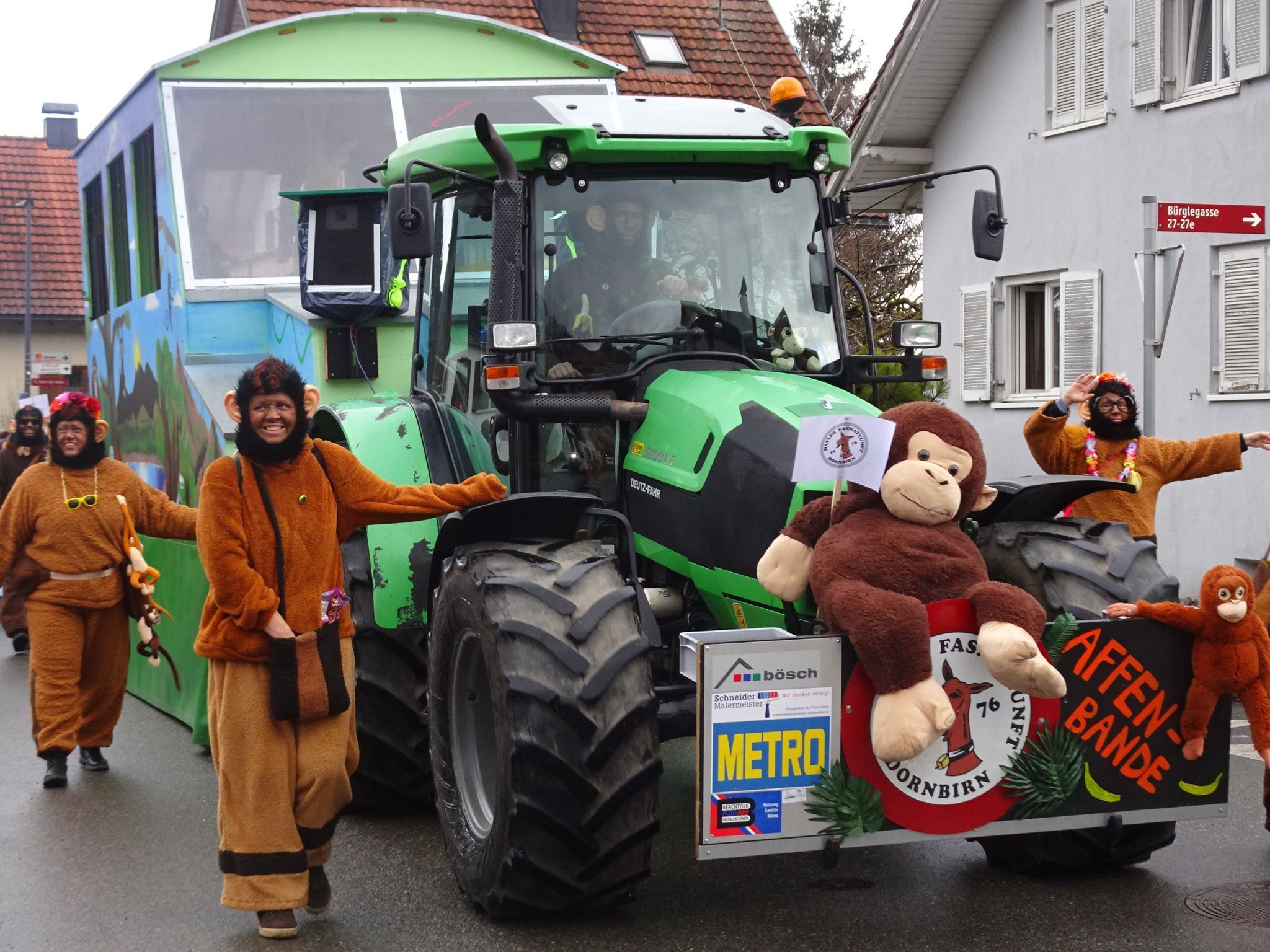 Auch die lustigen Affen gaben sich beim Umzug die Ehre.