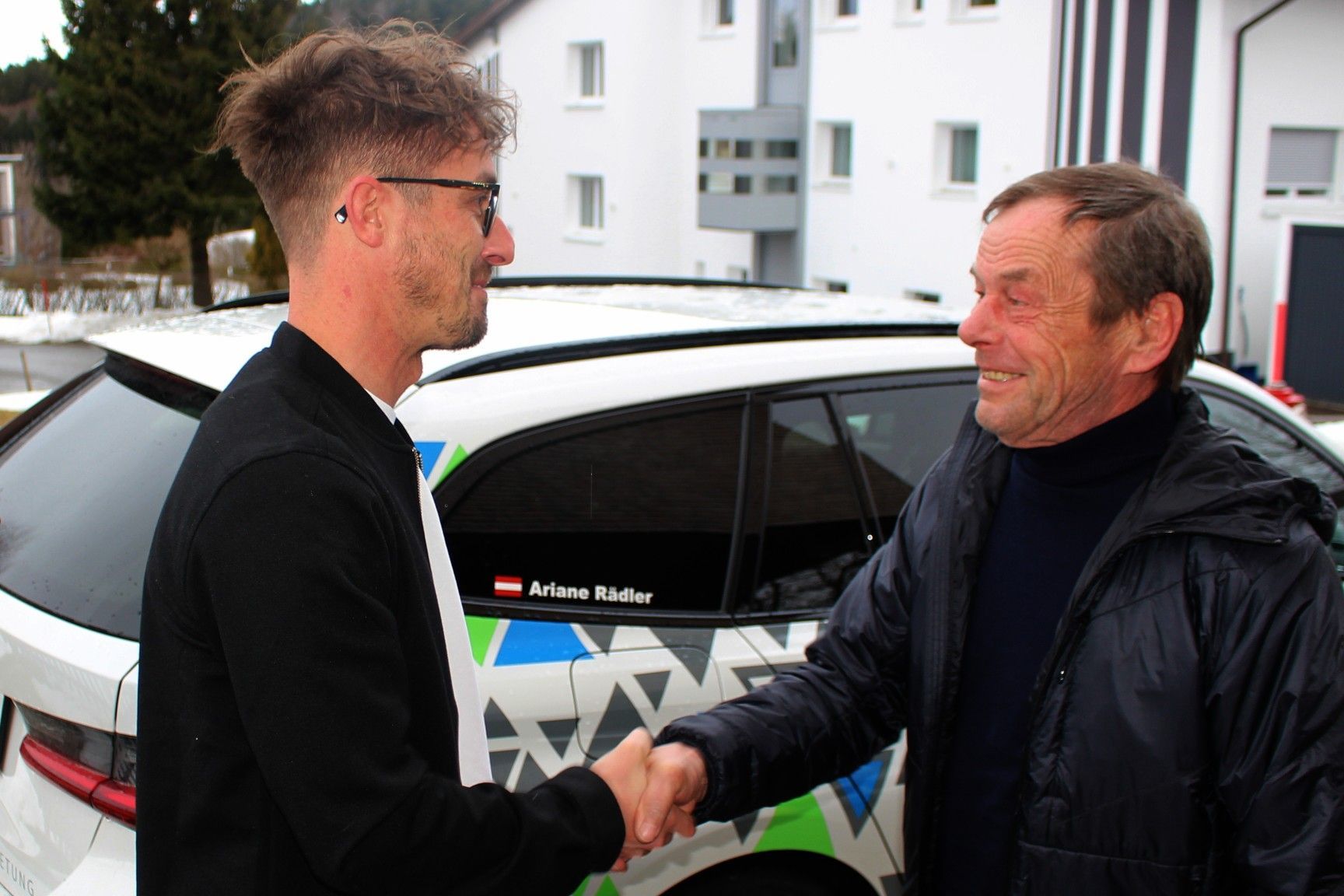 Nach VN und Nachbarn erster Gratulant bei Arianes Vater Reinhold: Bürgermeister Lukas Greussing.