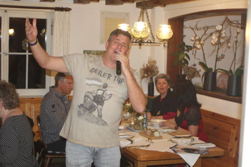 Der Volksmusikstar in Action. 