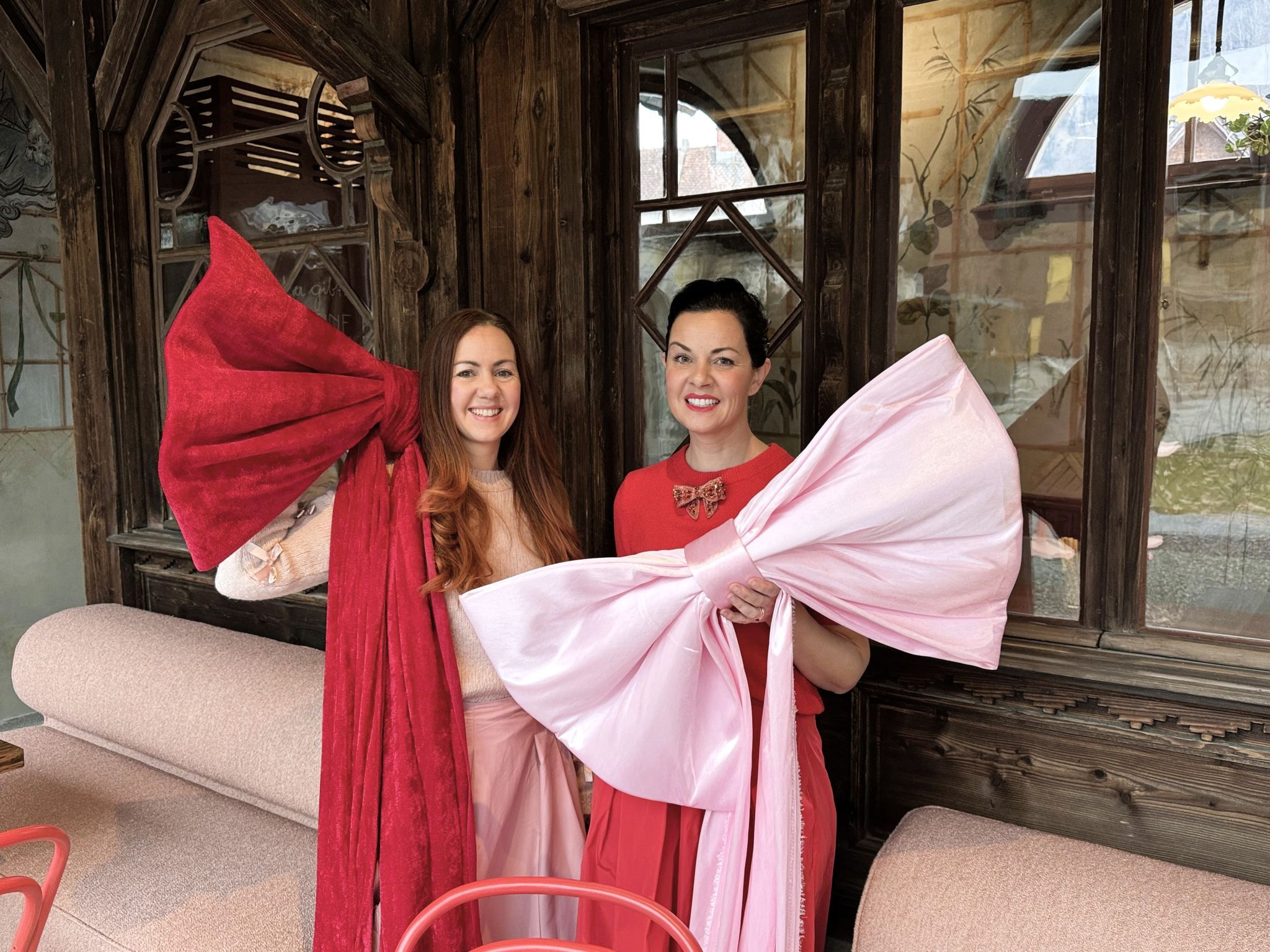 Die Schwestern Eva Motter und Elvira Flora luden zur Eröffnung ihres Cafés „Rosa & Rot“ in die Villa Rosenthal ein.