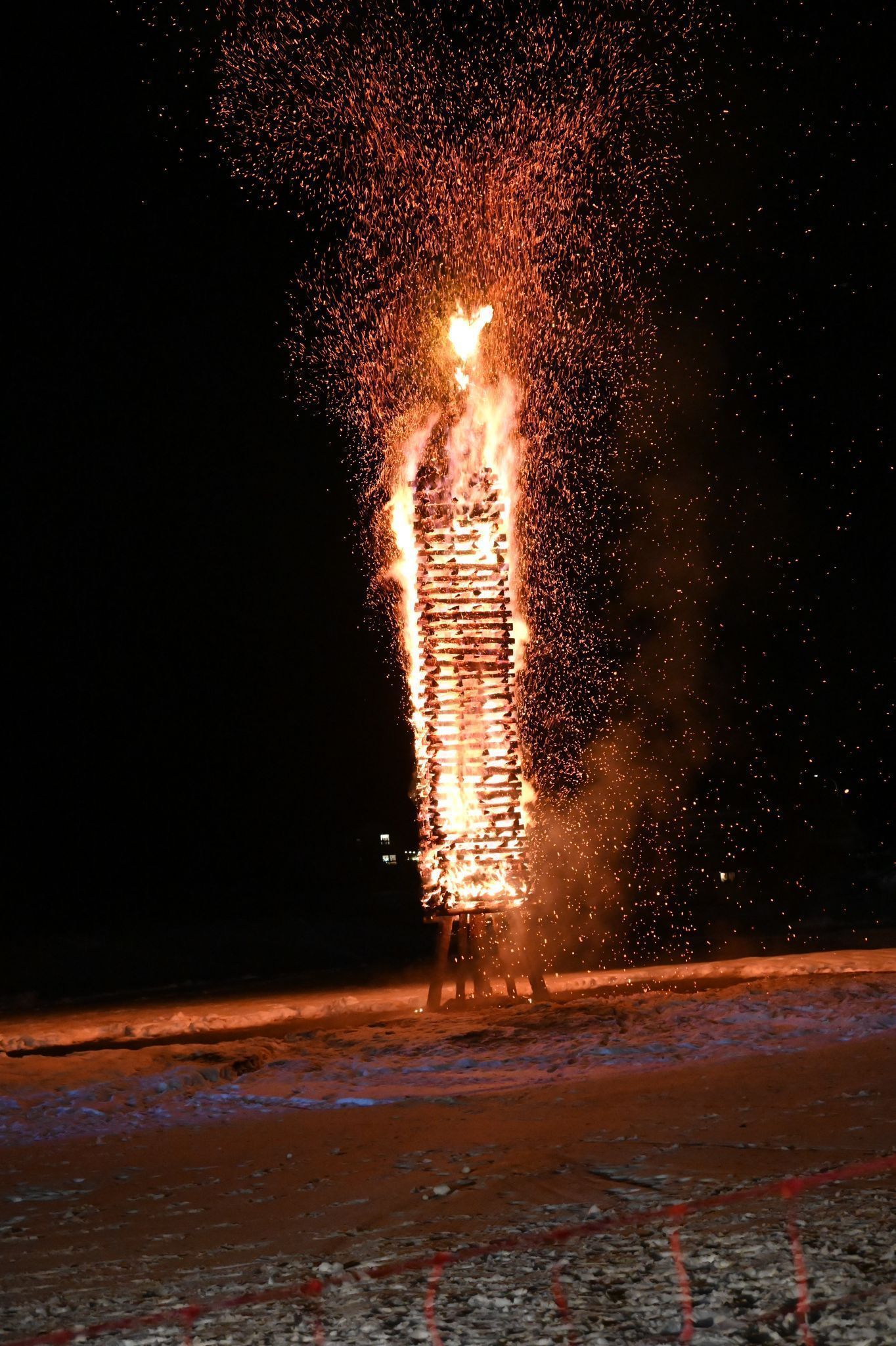 Die Hexe des Dalaaser Funken verabschiedete sich mit einem lauten Knall.