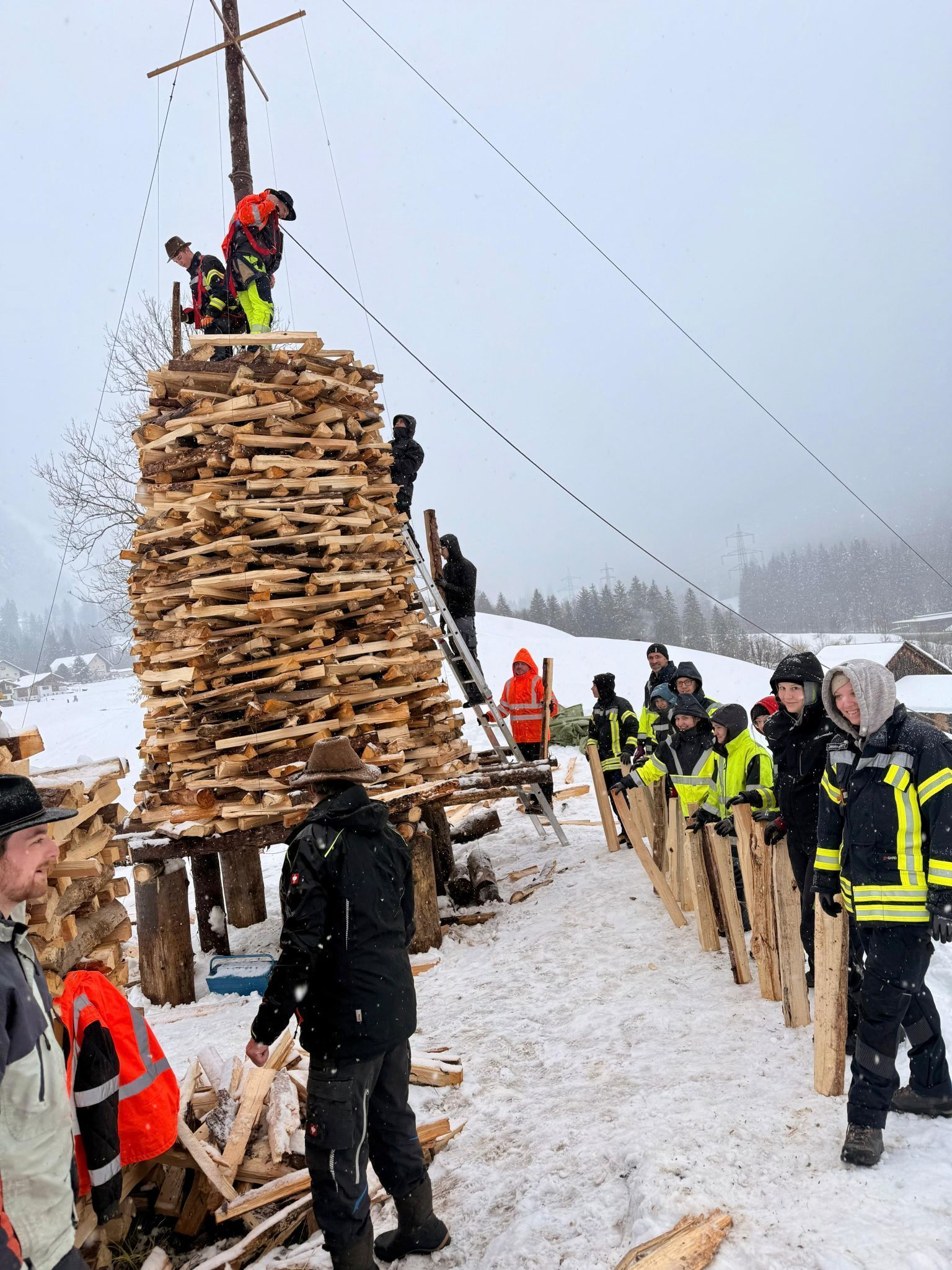 Bei heftigem Schneetreiben wurde der Waldner Funken gebaut.