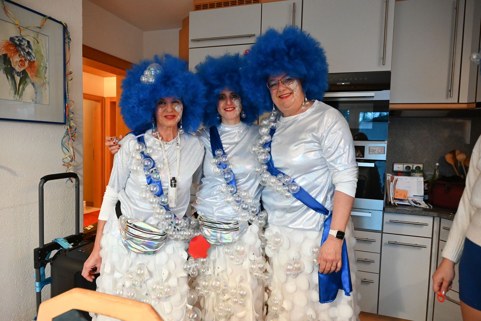 Marion, Ramona und Anita sind schon als fertige Seifenblasen bereit für die Abfahrt.