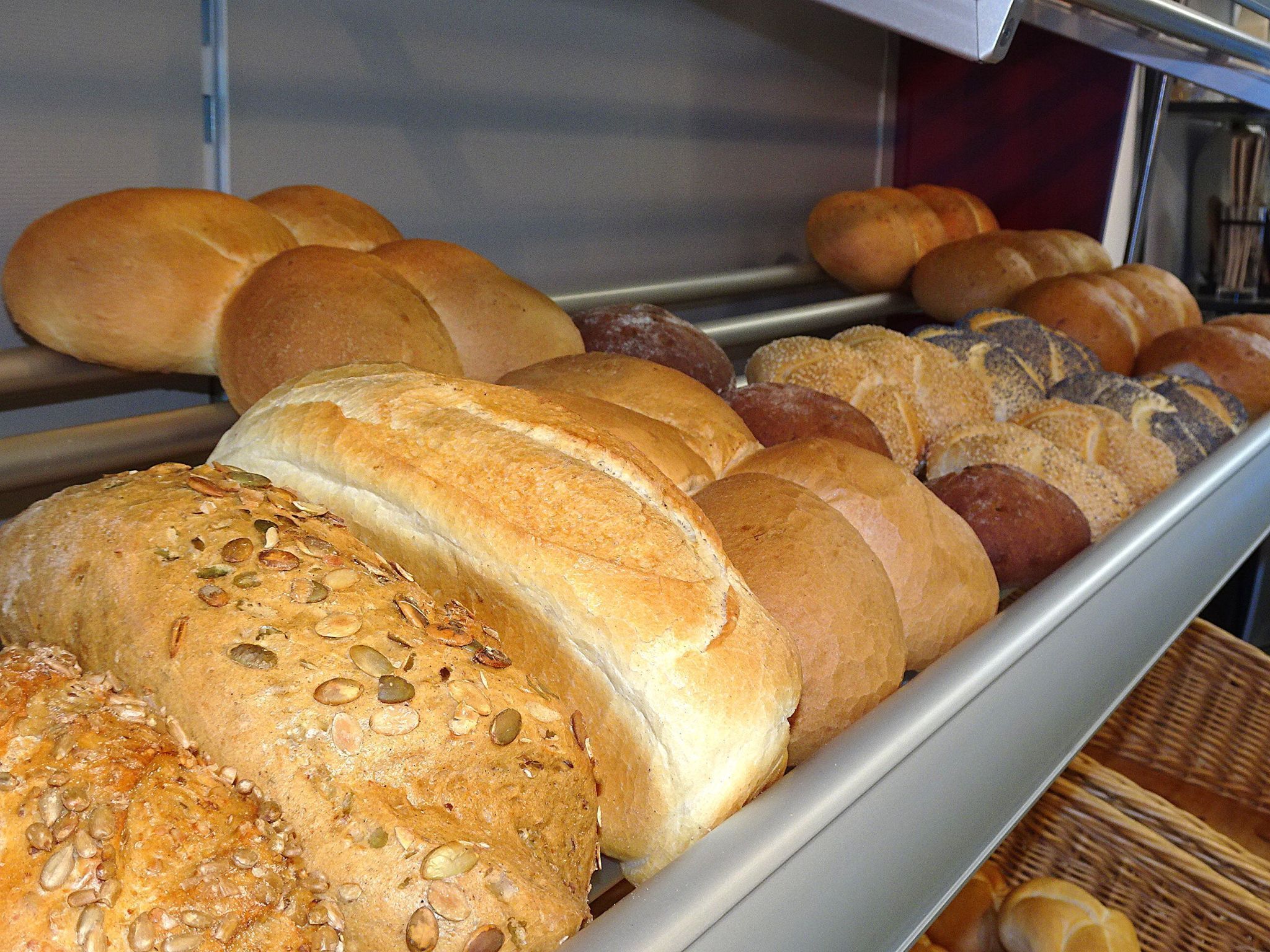 Das Brot kommt von der Bäckerei Luger und wird zum selben Preis wie in der Bäckerei verkauft.