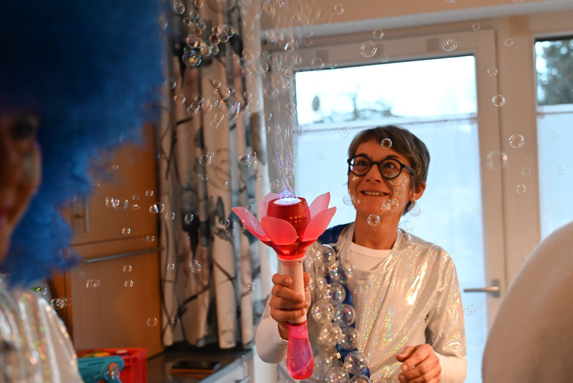 Ingrid Wiedemann-Riegler hat Seifenblasenmaschinen mit dabei und demonstriert sie ihren Freundinnen. 