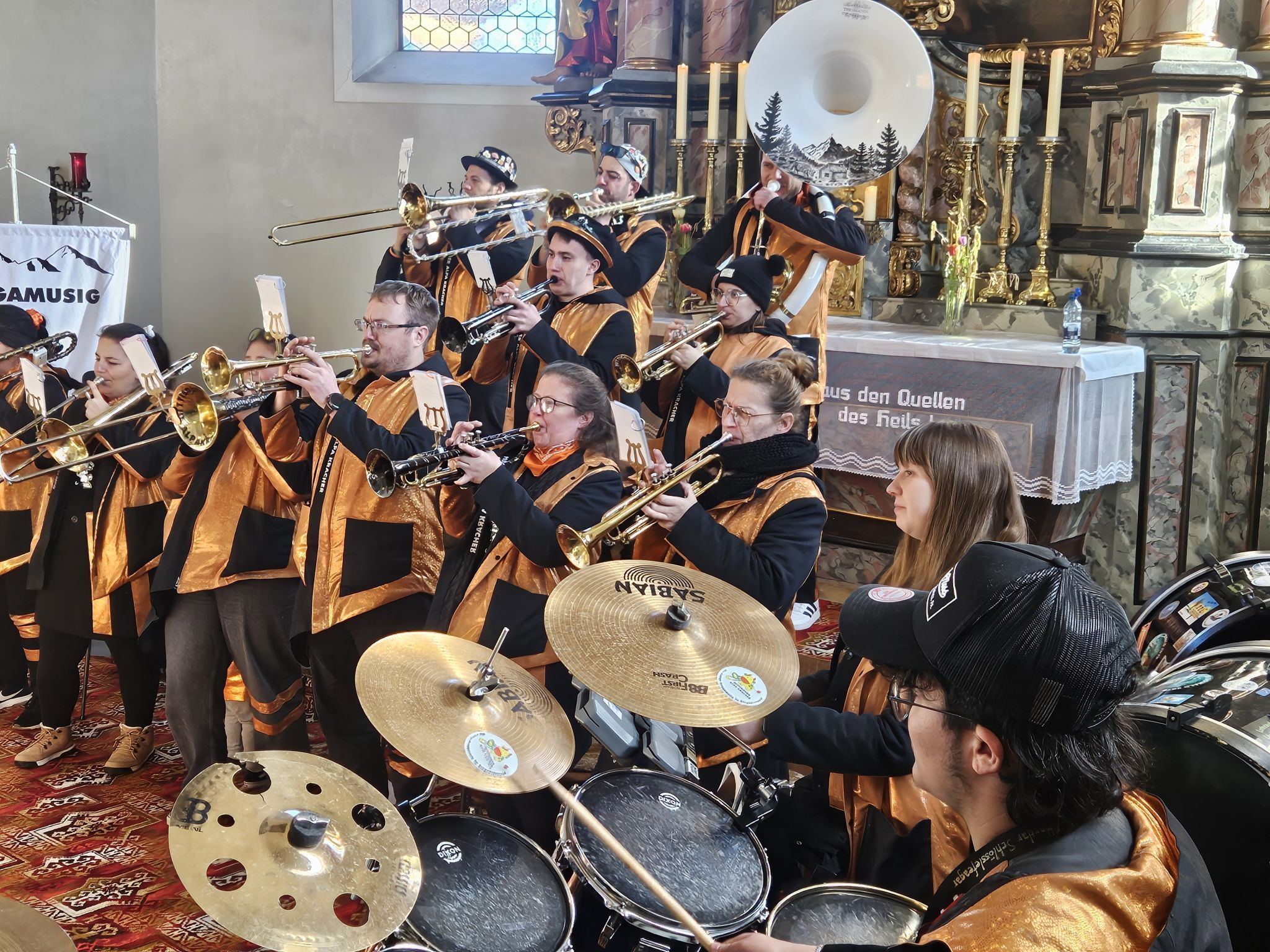 Fetzige Klänge der Hittisouer Alpa Kracher im Krumbacher Gotteshaus.