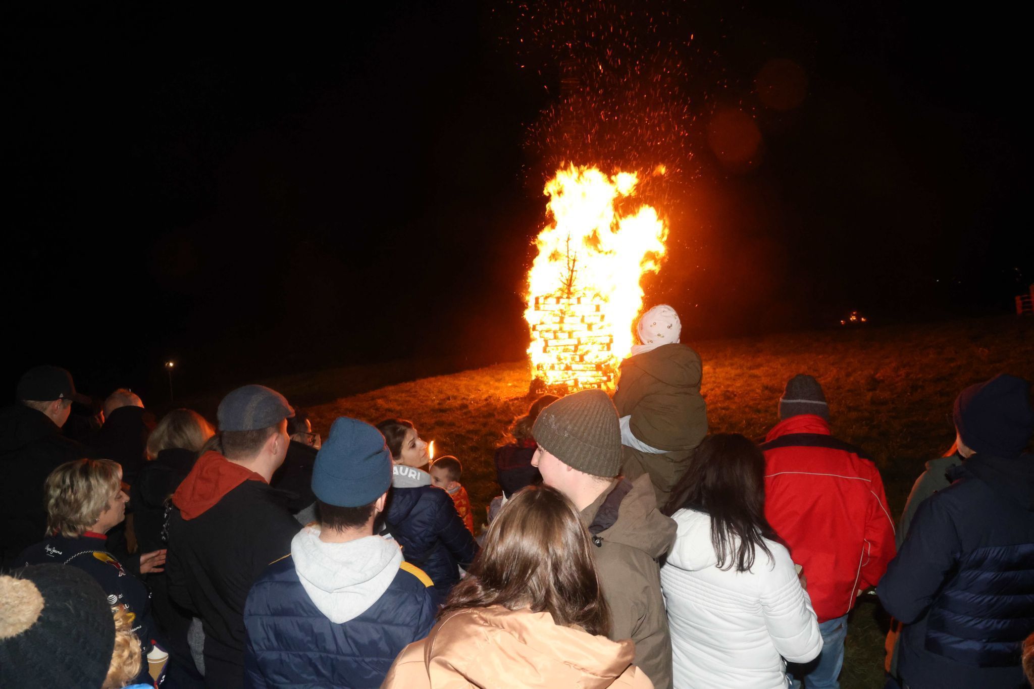 Flamen und Funken fasznierten die vielen Besucher:Innen. (Bildergalerie)